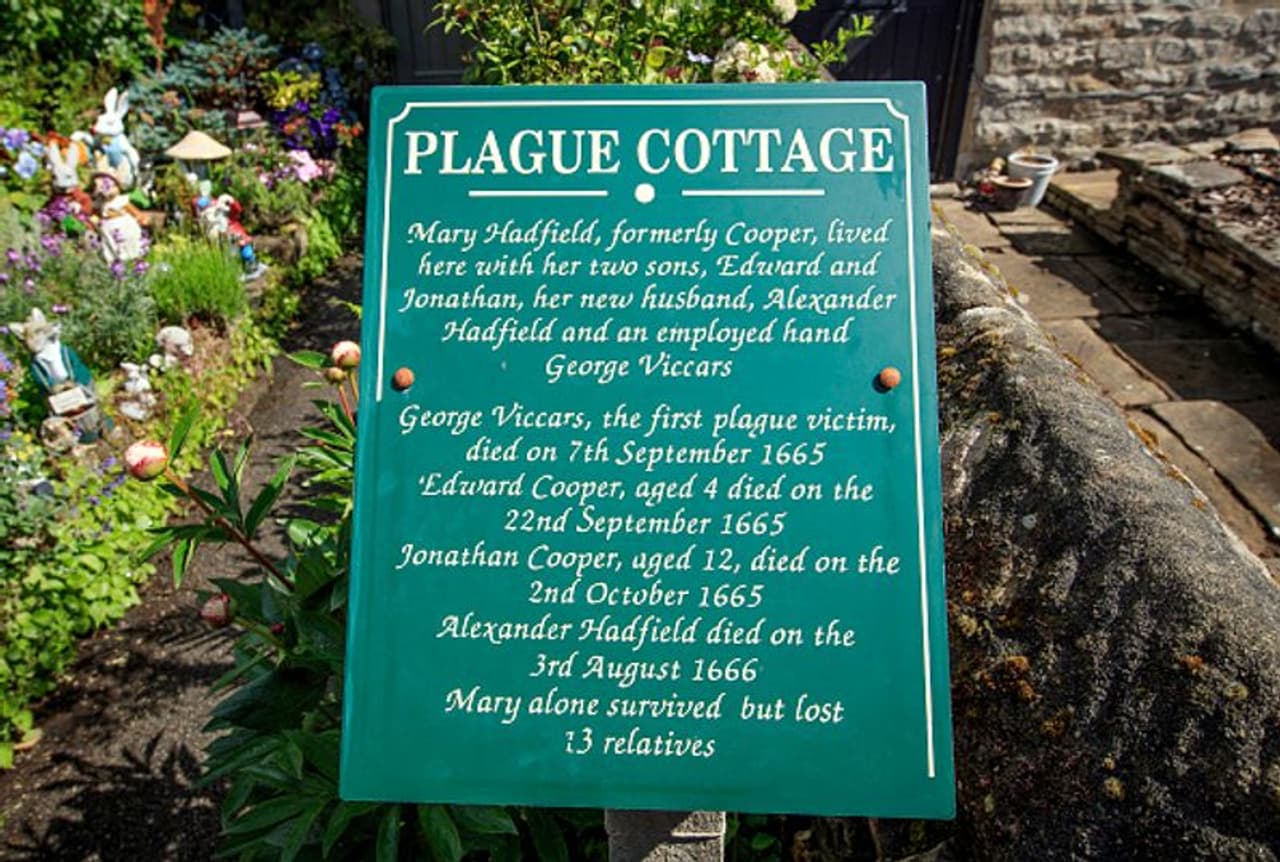 <p>ഈ ഗ്രാമത്തിന്റെ കഥ തുടങ്ങുന്നതിങ്ങനെയാണ്: 1665 ആഗസ്തില് ഗ്രാമത്തിലെ ഒരു തയ്യൽക്കാരനും അദ്ദേഹത്തിന്റെ സഹായി ജോര്ജ് വികാര്സ് എന്നയാളും ഒരു വസ്ത്രത്തില് പിടിപ്പിച്ച കുടുക്കില് എലിയുടെ ദേഹത്തുനിന്നുള്ള ചെള്ളിനെ കണ്ടെത്തുകയുണ്ടായി. ലണ്ടനില് നിന്നും എത്തിയതായിരുന്നു ആ തുണി. എന്നാൽ, ആ തുണികളെത്തിയത് ആയിരങ്ങളുടെ മരണത്തിനിടയാക്കിയ പ്ലേഗ് എന്ന മഹാമാരിയും കൊണ്ടായിരുന്നു. ഒരാഴ്ചയ്ക്കുള്ളില് പ്ലേഗ് ബാധിച്ച് ജോര്ജ് മരണപ്പെട്ടു. </p> <p>ഈ ഗ്രാമത്തിന്റെ കഥ തുടങ്ങുന്നതിങ്ങനെയാണ്: 1665 ആഗസ്തില് ഗ്രാമത്തിലെ ഒരു തയ്യൽക്കാരനും അദ്ദേഹത്തിന്റെ സഹായി ജോര്ജ് വികാര്സ് എന്നയാളും ഒരു വസ്ത്രത്തില് പിടിപ്പിച്ച കുടുക്കില് എലിയുടെ ദേഹത്തുനിന്നുള്ള ചെള്ളിനെ കണ്ടെത്തുകയുണ്ടായി. ലണ്ടനില് നിന്നും എത്തിയതായിരുന്നു ആ തുണി. എന്നാൽ, ആ തുണികളെത്തിയത് ആയിരങ്ങളുടെ മരണത്തിനിടയാക്കിയ പ്ലേഗ് എന്ന മഹാമാരിയും കൊണ്ടായിരുന്നു. ഒരാഴ്ചയ്ക്കുള്ളില് പ്ലേഗ് ബാധിച്ച് ജോര്ജ് മരണപ്പെട്ടു. </p>