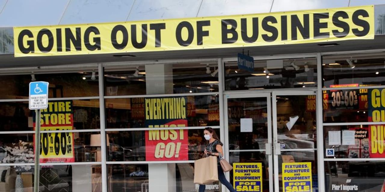 <p>కోవిడ్ 19 నివారణకు కంపెనీలు, ప్రజా జీవితంపై విధించిన ఆంక్షల కారణంగా ప్రపంచంలో 8.8% పని గంటలు వృధా అయిపోయాయని అంతర్జాతీయ కార్మిక సంస్థ (ఐఎల్ఓ) అంచనా వేసింది. రోజువారీ వేతనాల పరంగా మీరు దీనిని పరిశీలిస్తే మొత్తం 22.5 కోట్ల ఉద్యోగ నష్టాలను అంచనా వేయవచ్చు. ఇది 2009 గ్లోబల్ బ్యాంకింగ్ సర్క్యూట్లో కోల్పోయిన ఉద్యోగాలకు నాలుగు రెట్లు సమానం. <br /> </p> <p>కోవిడ్ 19 నివారణకు కంపెనీలు, ప్రజా జీవితంపై విధించిన ఆంక్షల కారణంగా ప్రపంచంలో 8.8% పని గంటలు వృధా అయిపోయాయని అంతర్జాతీయ కార్మిక సంస్థ (ఐఎల్ఓ) అంచనా వేసింది. రోజువారీ వేతనాల పరంగా మీరు దీనిని పరిశీలిస్తే మొత్తం 22.5 కోట్ల ఉద్యోగ నష్టాలను అంచనా వేయవచ్చు. ఇది 2009 గ్లోబల్ బ్యాంకింగ్ సర్క్యూట్లో కోల్పోయిన ఉద్యోగాలకు నాలుగు రెట్లు సమానం. <br /> </p>