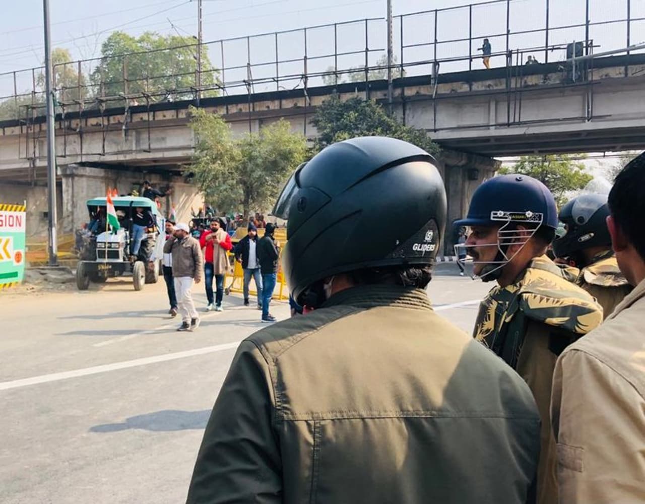 <p>സംയുക്ത കിസാന്‍ മോര്‍ച്ചാ നേതാക്കള്‍ ഇന്നലെ ഉച്ചയ്ക്ക് തന്നെ ധാരണ തെറ്റിച്ചുള്ള പരേഡിനെതിരെ രംഗത്ത് വന്നിരുന്നു. സംഘര്‍ഷത്തെയും നേതാക്കള്‍ തള്ളിപ്പറഞ്ഞിരുന്നു. കിസാന്‍ മസ്ദൂര്‍ സംഘര്‍ഷ് കമ്മറ്റിയില്‍പ്പെട്ട ആളുകളാണ് സമാധാനപരമായി തുടങ്ങാനിരുന്ന റാലിയില്‍ സംഘര്‍ഷം സൃഷ്ടിച്ചതെന്നായിരുന്നു സംയുക്ത കിസാന്‍ സഭയുടെ ആരോപണം.</p>