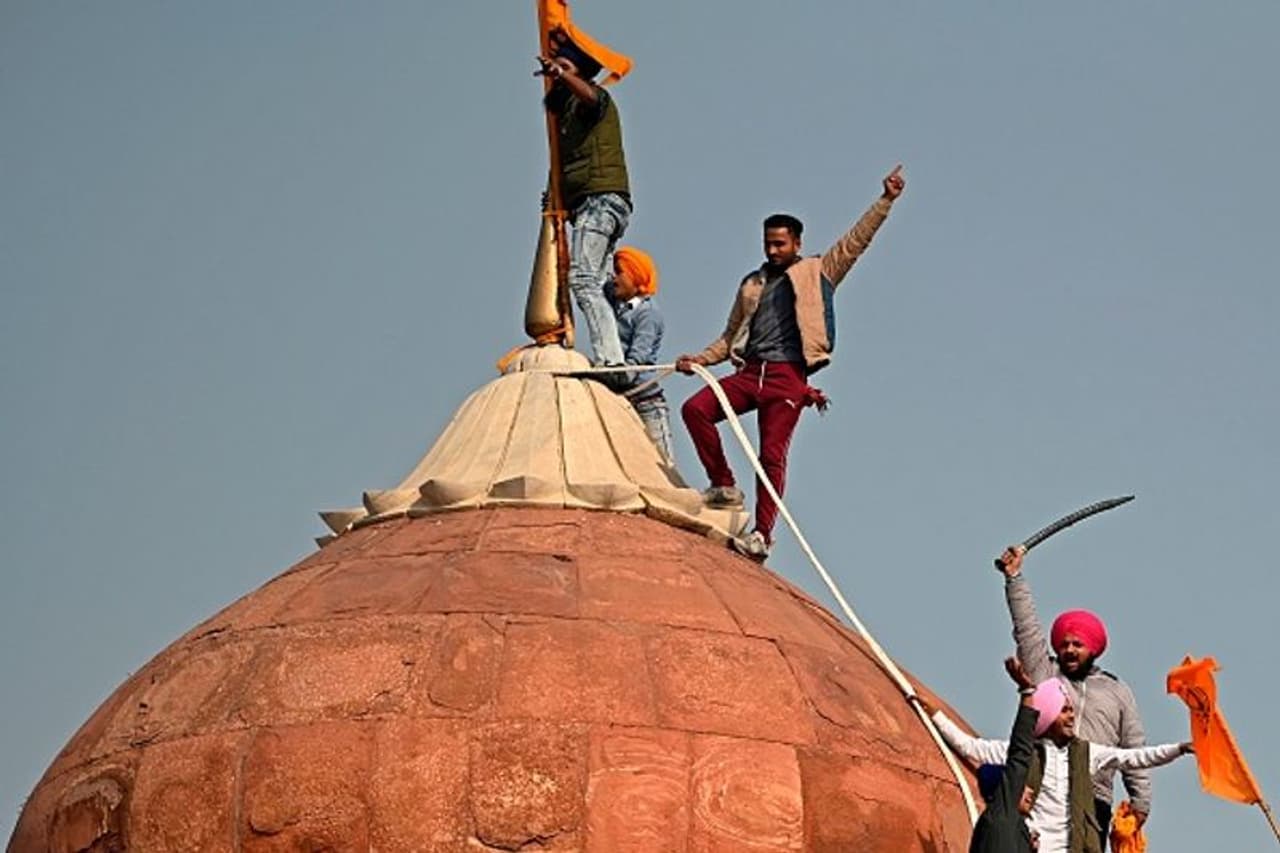 <p>ಗಣರಾಜ್ಯೋತ್ಸವ ದಿನ ರೈತರು ಆಯೋಜಿಸಿದ ಟ್ರಾಕ್ಟರ್ ರ್ಯಾಲಿ ಹಿಂಸಾಚಾರವಾಗಿ ಮಾರ್ಪಟ್ಟಿತ್ತು. ಇತ್ತ ರೈತ ಸಂಘಟನೆಗಳು ಗಲಭೆಗೆ ನಾವು ಕಾರಣರಲ್ಲ ಎಂದು ಕೈತೊಳೆದುಕೊಂಡಿದ್ದಾರೆ. ಇತ್ತ ಗಲಭೆ ಕುರಿತು ತನಿಖೆ ನಡೆಸುತ್ತಿರುವ ದೆಹಲಿ ಪೊಲೀಸರು ಒಬ್ಬರ ಹಿಂದೆ ಒಬ್ಬರನ್ನು ಬಂಧಿಸುತ್ತಿದ್ದಾರೆ</p> <p>ಗಣರಾಜ್ಯೋತ್ಸವ ದಿನ ರೈತರು ಆಯೋಜಿಸಿದ ಟ್ರಾಕ್ಟರ್ ರ್ಯಾಲಿ ಹಿಂಸಾಚಾರವಾಗಿ ಮಾರ್ಪಟ್ಟಿತ್ತು. ಇತ್ತ ರೈತ ಸಂಘಟನೆಗಳು ಗಲಭೆಗೆ ನಾವು ಕಾರಣರಲ್ಲ ಎಂದು ಕೈತೊಳೆದುಕೊಂಡಿದ್ದಾರೆ. ಇತ್ತ ಗಲಭೆ ಕುರಿತು ತನಿಖೆ ನಡೆಸುತ್ತಿರುವ ದೆಹಲಿ ಪೊಲೀಸರು ಒಬ್ಬರ ಹಿಂದೆ ಒಬ್ಬರನ್ನು ಬಂಧಿಸುತ್ತಿದ್ದಾರೆ</p>