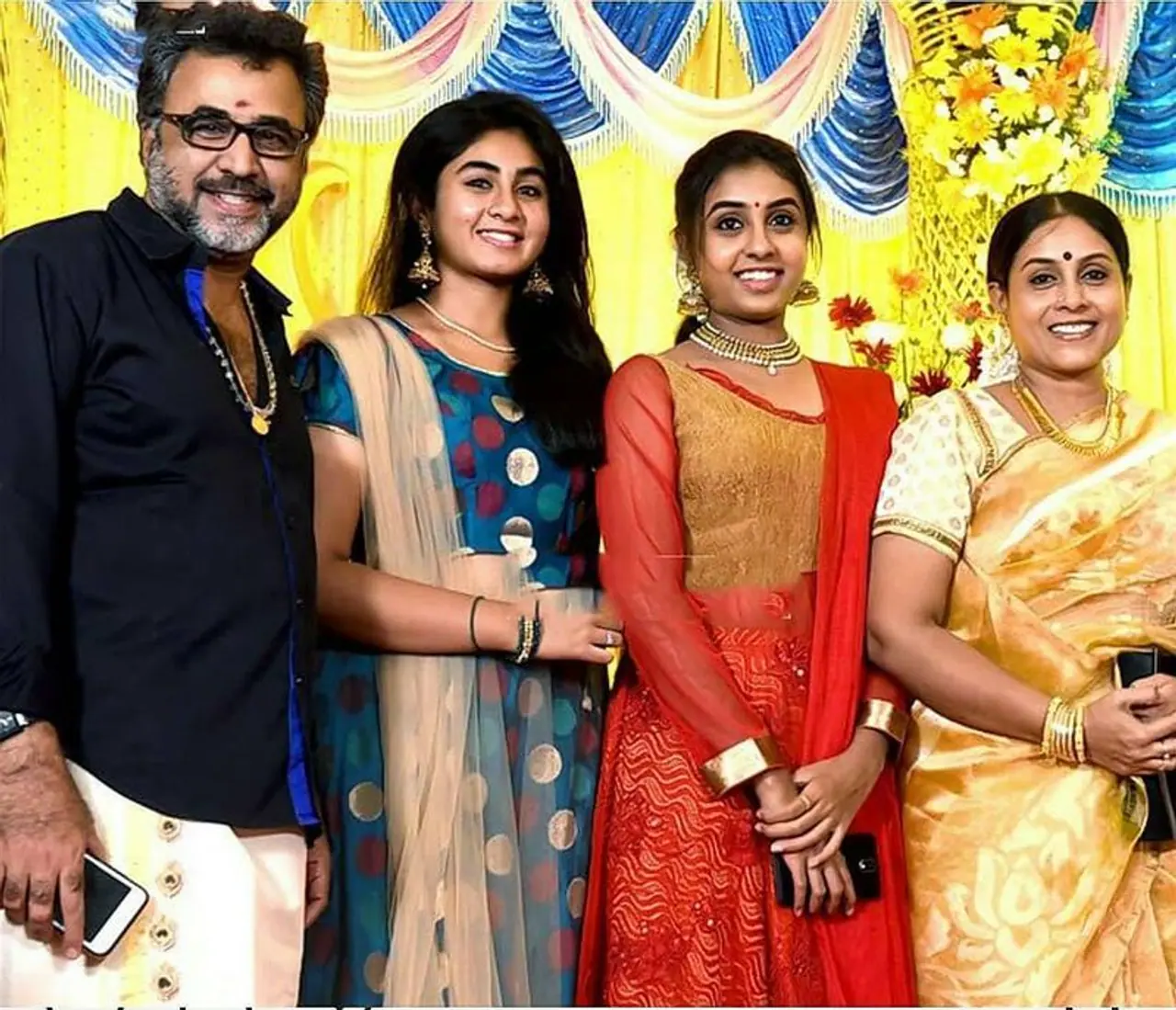 <p>தமிழ் சினிமாவில் ஹீரோயினாக அறிமுகமாகி தற்போது அம்மா நடிகை என்றாலே அவர் நடிச்சால் தான் சரியா இருக்கும் என பெயர் எடுத்தவர் சரண்யா பொன்வண்ணன். அப்படி தமிழ் சினிமாவில் அதிக அளவிலான படங்களில் அம்மா கதாபாத்திரத்தில் நடித்து வருகிறார். </p> <p>தமிழ் சினிமாவில் ஹீரோயினாக அறிமுகமாகி தற்போது அம்மா நடிகை என்றாலே அவர் நடிச்சால் தான் சரியா இருக்கும் என பெயர் எடுத்தவர் சரண்யா பொன்வண்ணன். அப்படி தமிழ் சினிமாவில் அதிக அளவிலான படங்களில் அம்மா கதாபாத்திரத்தில் நடித்து வருகிறார். </p>