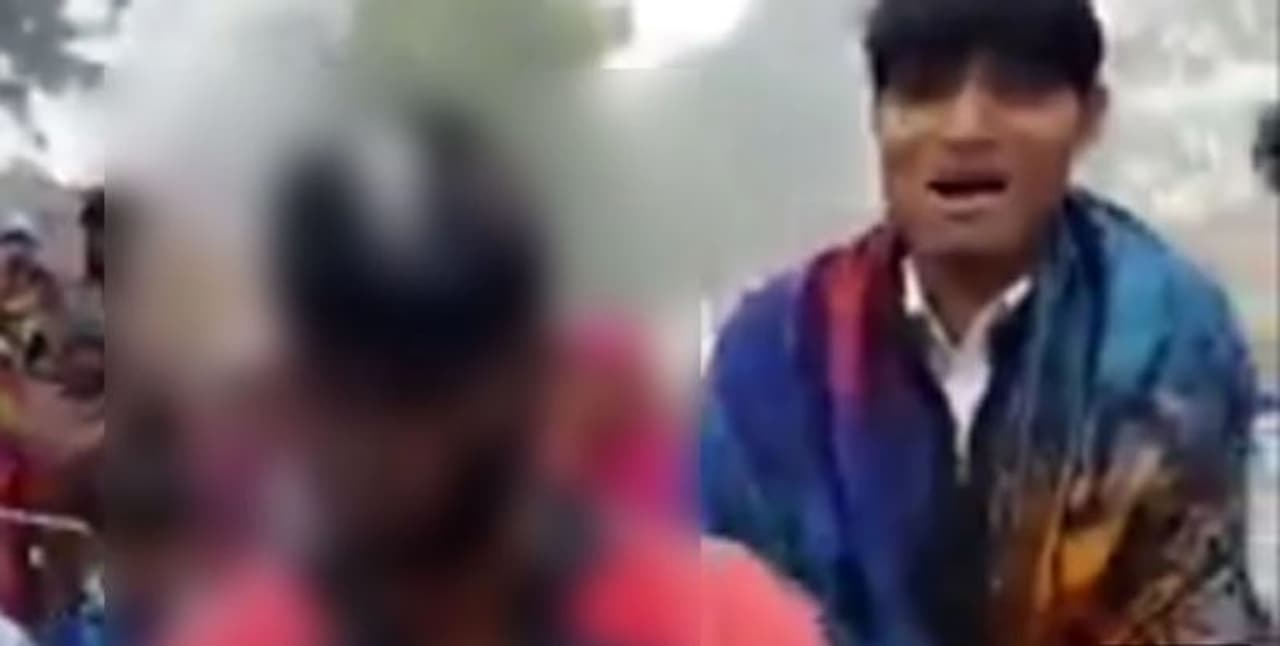 <p>ಎಡಿಷನಲ್ ಎಸ್ಪಿ ಘನ್ಶ್ಯಾಮ್ ಚೌರಾಸಿಯಾ ಈ ಬಗ್ಗೆ ಮಾತನಾಡುತ್ತಾ ಕೆಲ ಮಂದಿ ಓರ್ವ ಯುವಕನ ಕೂದಲು ತುಂಡರಿಸಿ ಮುಖಕ್ಕೆ ಮಸಿ ಬಳಿದಿರುವ ದೃಶ್ಯಗಳು ಸ್ಪಷ್ಟವಾಗಿ ಕಂಡು ಬಂದಿವೆ. ಅಲ್ಲದೇ ಆ ಯುವಕನ ಕೊರಳಿಗೆ ಚಪ್ಪಲಿ ಹಾರವನ್ನೂ ಹಾಕಿ ಊರಿಡೀ ಮೆರವಣಿಗೆ ಮಾಡಿಸಿದ್ದಾರೆ ಎಂದಿದ್ದಾರೆ. </p> <p>ಎಡಿಷನಲ್ ಎಸ್ಪಿ ಘನ್ಶ್ಯಾಮ್ ಚೌರಾಸಿಯಾ ಈ ಬಗ್ಗೆ ಮಾತನಾಡುತ್ತಾ ಕೆಲ ಮಂದಿ ಓರ್ವ ಯುವಕನ ಕೂದಲು ತುಂಡರಿಸಿ ಮುಖಕ್ಕೆ ಮಸಿ ಬಳಿದಿರುವ ದೃಶ್ಯಗಳು ಸ್ಪಷ್ಟವಾಗಿ ಕಂಡು ಬಂದಿವೆ. ಅಲ್ಲದೇ ಆ ಯುವಕನ ಕೊರಳಿಗೆ ಚಪ್ಪಲಿ ಹಾರವನ್ನೂ ಹಾಕಿ ಊರಿಡೀ ಮೆರವಣಿಗೆ ಮಾಡಿಸಿದ್ದಾರೆ ಎಂದಿದ್ದಾರೆ. </p>