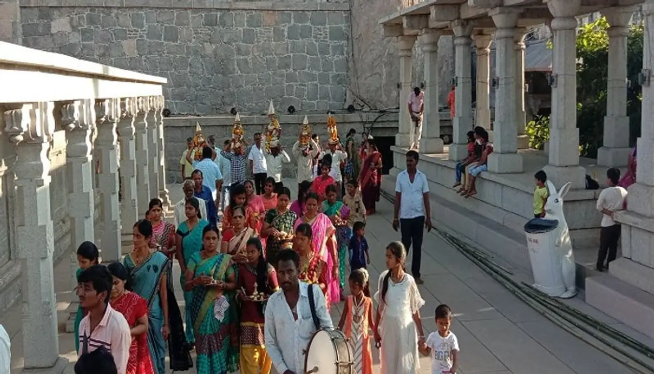 <p>ಕಳಸಾರೋಹಣ ಮತ್ತು ಬಸವಪಟ ಆರೋಹಣದ ಮೂಲಕವೇ ಗವಿಮಠದಲ್ಲಿ ಜಾತ್ರೆಯ ಧಾರ್ಮಿಕ ವಿಧಿ ವಿಧಾನಗಳು ಪ್ರಾರಭವಾಯಿತು. ಯಾವುದೇ ವಾದ್ಯ, ವೃಂದ ಮೆರವಣಿಗೆಯ ಅಬ್ಬರ ಇಲ್ಲದ ಸರಳವಾಗಿ ಧಾರ್ಮಿಕ ಆಚರಣೆಯನ್ನು ಮಾಡಲಾಯಿತು.</p> <p>ಕಳಸಾರೋಹಣ ಮತ್ತು ಬಸವಪಟ ಆರೋಹಣದ ಮೂಲಕವೇ ಗವಿಮಠದಲ್ಲಿ ಜಾತ್ರೆಯ ಧಾರ್ಮಿಕ ವಿಧಿ ವಿಧಾನಗಳು ಪ್ರಾರಭವಾಯಿತು. ಯಾವುದೇ ವಾದ್ಯ, ವೃಂದ ಮೆರವಣಿಗೆಯ ಅಬ್ಬರ ಇಲ್ಲದ ಸರಳವಾಗಿ ಧಾರ್ಮಿಕ ಆಚರಣೆಯನ್ನು ಮಾಡಲಾಯಿತು.</p>