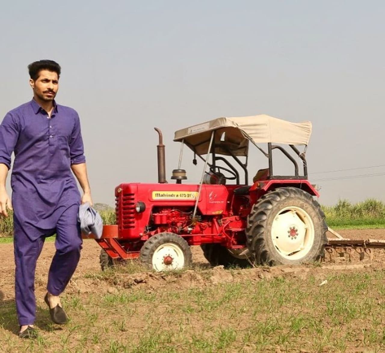 <p>ಗಣರಾಜ್ಯೋತ್ಸವ ದಿನ ದೆಹಲಿಯಲ್ಲಿ ಆಯೋಜಿಸಿದ ರೈತ ಪ್ರತಿಭಟನೆ ಹಿಂಸಾರೂಪಕ್ಕೆ ತಾಳಿತ್ತು. ಟ್ರಾಕ್ಟರ್ ರ್ಯಾಲಿ ಹೆಸರಿನಲ್ಲಿ ಕೆಂಪು ಕೋಟೆಗೆ ಮುತ್ತಿಗೆ ಹಾಕಿದ ಪ್ರತಿಭಟನಾಕಾರರು ಭಾರತಕ್ಕೆ ಅವಮಾನ ಮಾಡಿದ್ದರು. ಸಾರ್ವಜನಿಕ ಆಸ್ತಿ ಪಾಸ್ತಿ ನಾಶ ಮಾಡಿದ್ದರು. ಪೊಲೀಸರ ಮೇಲೆ ಹಲ್ಲೆ ಮಾಡಿದ್ದರು. ಈ ಪ್ರಕರಣ ಸಂಬಂಧ ಆರೆಸ್ಟ್ ಆಗಿದ್ದ ನಟ, ಹೋರಾಟಗಾರ ದೀಪ್ ಸಿಧುಗೆ 14 ದಿನ ನ್ಯಾಯಾಂಗ ಬಂಧನ ವಿಧಿಸಲಾಗಿದೆ.</p> <p>ಗಣರಾಜ್ಯೋತ್ಸವ ದಿನ ದೆಹಲಿಯಲ್ಲಿ ಆಯೋಜಿಸಿದ ರೈತ ಪ್ರತಿಭಟನೆ ಹಿಂಸಾರೂಪಕ್ಕೆ ತಾಳಿತ್ತು. ಟ್ರಾಕ್ಟರ್ ರ್ಯಾಲಿ ಹೆಸರಿನಲ್ಲಿ ಕೆಂಪು ಕೋಟೆಗೆ ಮುತ್ತಿಗೆ ಹಾಕಿದ ಪ್ರತಿಭಟನಾಕಾರರು ಭಾರತಕ್ಕೆ ಅವಮಾನ ಮಾಡಿದ್ದರು. ಸಾರ್ವಜನಿಕ ಆಸ್ತಿ ಪಾಸ್ತಿ ನಾಶ ಮಾಡಿದ್ದರು. ಪೊಲೀಸರ ಮೇಲೆ ಹಲ್ಲೆ ಮಾಡಿದ್ದರು. ಈ ಪ್ರಕರಣ ಸಂಬಂಧ ಆರೆಸ್ಟ್ ಆಗಿದ್ದ ನಟ, ಹೋರಾಟಗಾರ ದೀಪ್ ಸಿಧುಗೆ 14 ದಿನ ನ್ಯಾಯಾಂಗ ಬಂಧನ ವಿಧಿಸಲಾಗಿದೆ.</p>