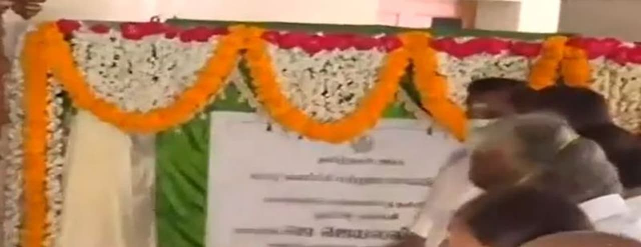 <p>மறைந்த முதலமைச்சர், ஜெயலலிதா வாழ்க்கையை பற்றி அனைவரும் அறிந்து கொள்ளும் விதத்தில் அவரது வேதா இல்லம் இன்று பொதுமக்கள் பார்வைக்காக திறந்து வைக்கிறார், தமிழக முதலமைச்சர் எடப்பாடி பழனிசாமி.&nbsp;</p>