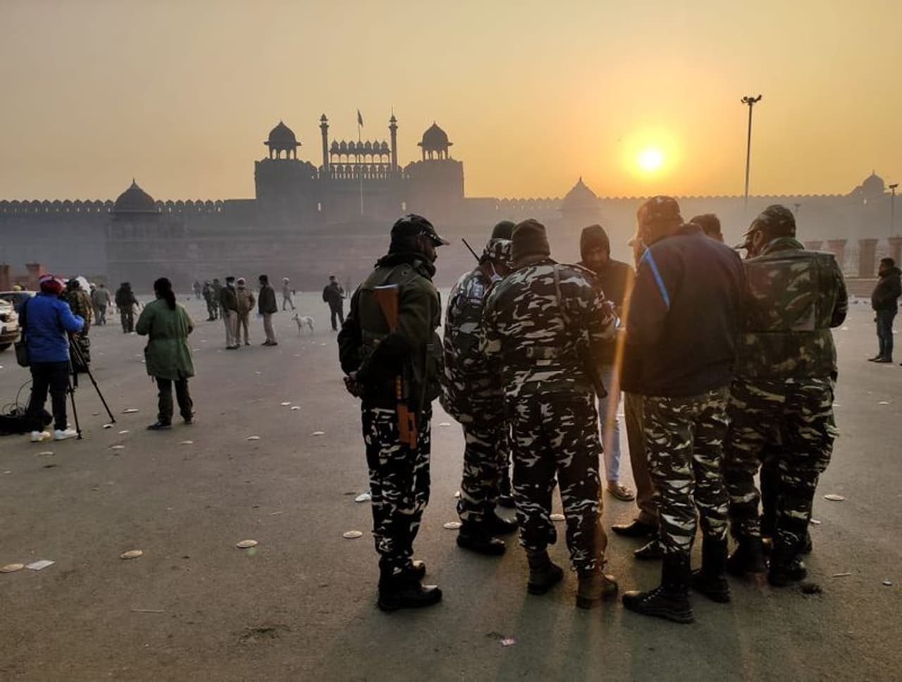 <p>ഗാസിപ്പൂര് അതിര്ത്തിയില് ഇന്നലെ അര്ദ്ധരാത്രിയെത്തിയ പൊലീസ് സമരസ്ഥലത്തെ ലൈറ്റുകളെല്ലാം ഓഫ് ചെയ്തു. ജില്ലാ മജിസ്ട്രേറ്റ് അടക്കമുള്ള ഉന്നത ഉദ്യോഗസ്ഥര് അര്ദ്ധരാത്രിയില് സമരസ്ഥലത്ത് ക്യാമ്പ് ചെയ്തു. കനത്ത പൊലീസ് സേനയും സംഭവസ്ഥലത്തുണ്ടായിരുന്നു. ഇത് പൊലീസ് കടുത്ത നടപടികളിലേക്ക് കടക്കുന്നുവെന്ന സംശയം ശക്തമാക്കി</p> <p>ഗാസിപ്പൂര് അതിര്ത്തിയില് ഇന്നലെ അര്ദ്ധരാത്രിയെത്തിയ പൊലീസ് സമരസ്ഥലത്തെ ലൈറ്റുകളെല്ലാം ഓഫ് ചെയ്തു. ജില്ലാ മജിസ്ട്രേറ്റ് അടക്കമുള്ള ഉന്നത ഉദ്യോഗസ്ഥര് അര്ദ്ധരാത്രിയില് സമരസ്ഥലത്ത് ക്യാമ്പ് ചെയ്തു. കനത്ത പൊലീസ് സേനയും സംഭവസ്ഥലത്തുണ്ടായിരുന്നു. ഇത് പൊലീസ് കടുത്ത നടപടികളിലേക്ക് കടക്കുന്നുവെന്ന സംശയം ശക്തമാക്കി</p>