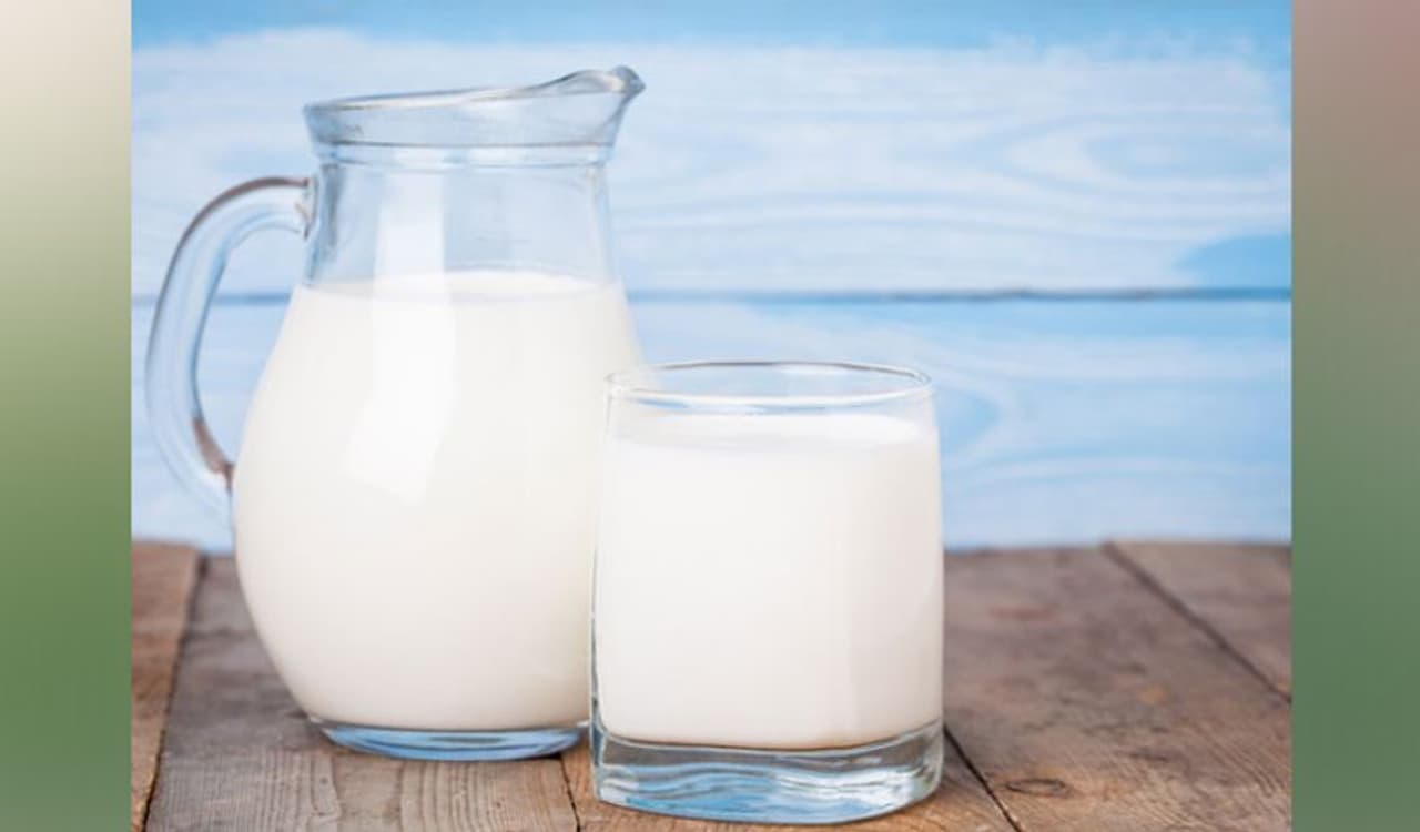 <p>పాలను విక్రయించే జనార్ధన్ అనే వ్యక్తి తన వ్యాపారం కోసం హెలికాప్టర్ ను కొనుగోలు చేశాడు. జనార్ధన్ పాల వ్యాపారంతో పాటు బిల్డర్ గా కూడ ఉన్నాడు.</p> <p>పాలను విక్రయించే జనార్ధన్ అనే వ్యక్తి తన వ్యాపారం కోసం హెలికాప్టర్ ను కొనుగోలు చేశాడు. జనార్ధన్ పాల వ్యాపారంతో పాటు బిల్డర్ గా కూడ ఉన్నాడు.</p>