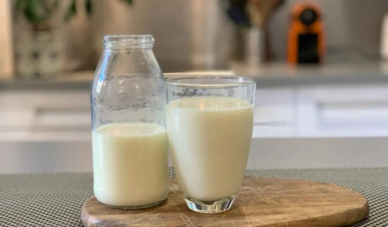 <p><strong>ಹಾಲಿಗೆ ಸಂಬಂಧಿಸಿದ ಕೆಲವು ಪ್ರಮುಖ ವಿಷಯಗಳು</strong><br />ಹಾಲು ಬಿಸಿ ಅಥವಾ ತಣ್ಣಗೆ ಸೇವಿಸಲು ಇಷ್ಟಪಡುತ್ತೀರಾ? ಬಿಸಿ ಹಾಲು ಕುಡಿಯಲು ಇಷ್ಟಪಟ್ಟರೆ, ಅದನ್ನು ಕುಡಿಯುವಷ್ಟು ಬಿಸಿ ಮಾಡಿ. ಹಾಲನ್ನು ಹೆಚ್ಚು ಕುದಿಸುವ ಮೂಲಕ, ಅದರಲ್ಲಿ ಜೀವಕ್ಕೆ ಬೇಕಾದ ಬ್ಯಾಕ್ಟೀರಿಯಾಗಳು ನಾಶವಾಗುತ್ತವೆ.</p> <p><strong>ಹಾಲಿಗೆ ಸಂಬಂಧಿಸಿದ ಕೆಲವು ಪ್ರಮುಖ ವಿಷಯಗಳು</strong><br />ಹಾಲು ಬಿಸಿ ಅಥವಾ ತಣ್ಣಗೆ ಸೇವಿಸಲು ಇಷ್ಟಪಡುತ್ತೀರಾ? ಬಿಸಿ ಹಾಲು ಕುಡಿಯಲು ಇಷ್ಟಪಟ್ಟರೆ, ಅದನ್ನು ಕುಡಿಯುವಷ್ಟು ಬಿಸಿ ಮಾಡಿ. ಹಾಲನ್ನು ಹೆಚ್ಚು ಕುದಿಸುವ ಮೂಲಕ, ಅದರಲ್ಲಿ ಜೀವಕ್ಕೆ ಬೇಕಾದ ಬ್ಯಾಕ್ಟೀರಿಯಾಗಳು ನಾಶವಾಗುತ್ತವೆ.</p>