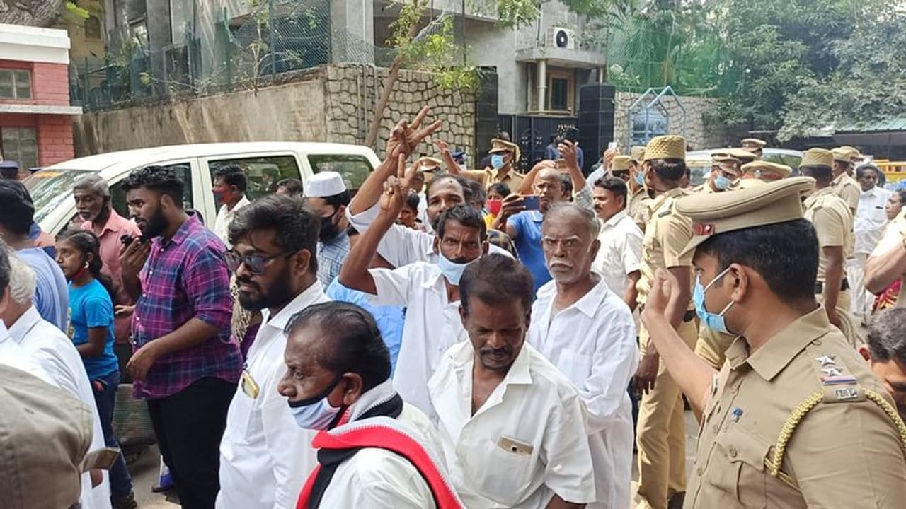 <p>மேலும் பொதுமக்கள் பலரும்... வேதா இல்லத்தின் உள்ளே சென்று பார்வையிட தயாராக இருந்த நிலையில், இன்று அதிமுக அமர்ச்சர்கள், மற்றும் உயர் அதிகாரிகள் மட்டுமே 'வேதா நினைவு இல்லத்தை' பார்வையிட அனுமதிக்கப்பட்டனர்.</p>