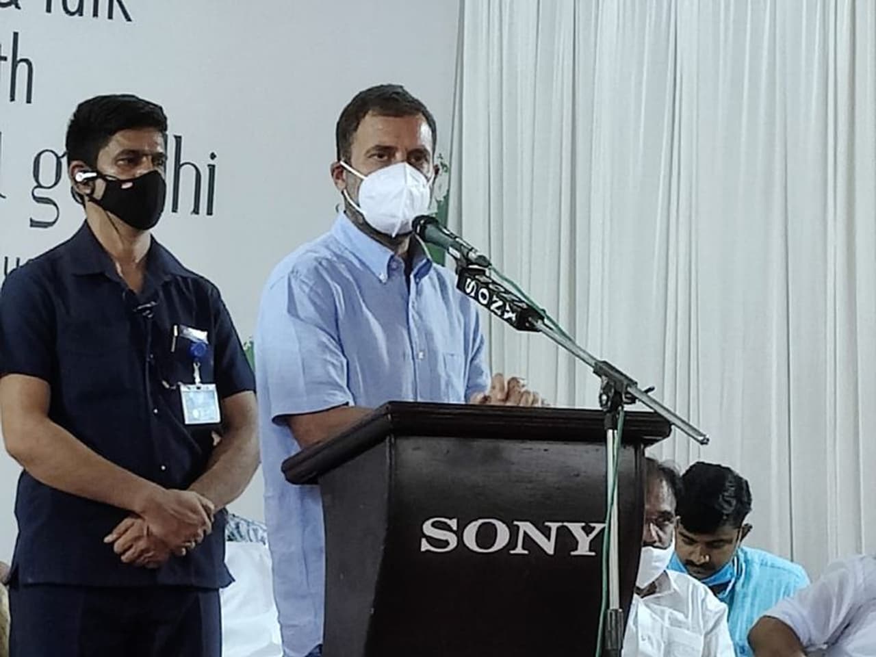 <p>രാജ്യത്തെ കര്ഷകര്ക്ക് കേന്ദ്രസര്ക്കാര് കൊണ്ടുവന്ന പുതിയ കാര്ഷിക നിയമങ്ങളുടെ ആപത്തും ജനദ്രോഹവും കൃത്യമായി മനസിലായിട്ടില്ല. അത് തിരിച്ചറിഞ്ഞാല് രാജ്യത്തെ മുഴുവന് കര്ഷകരും തെരുവിലിറങ്ങുമെന്നും രാഹുല് ഗാന്ധി പറഞ്ഞു </p> <p>രാജ്യത്തെ കര്ഷകര്ക്ക് കേന്ദ്രസര്ക്കാര് കൊണ്ടുവന്ന പുതിയ കാര്ഷിക നിയമങ്ങളുടെ ആപത്തും ജനദ്രോഹവും കൃത്യമായി മനസിലായിട്ടില്ല. അത് തിരിച്ചറിഞ്ഞാല് രാജ്യത്തെ മുഴുവന് കര്ഷകരും തെരുവിലിറങ്ങുമെന്നും രാഹുല് ഗാന്ധി പറഞ്ഞു </p>