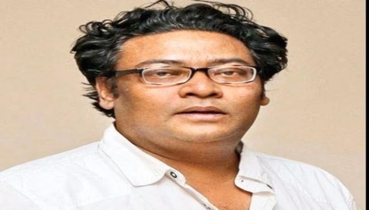 <p>According to police sources, No one was injured when the criminals threw the bombs near the house of Indranil Sen. <br /> </p> <p>According to police sources, No one was injured when the criminals threw the bombs near the house of Indranil Sen. <br /> </p>