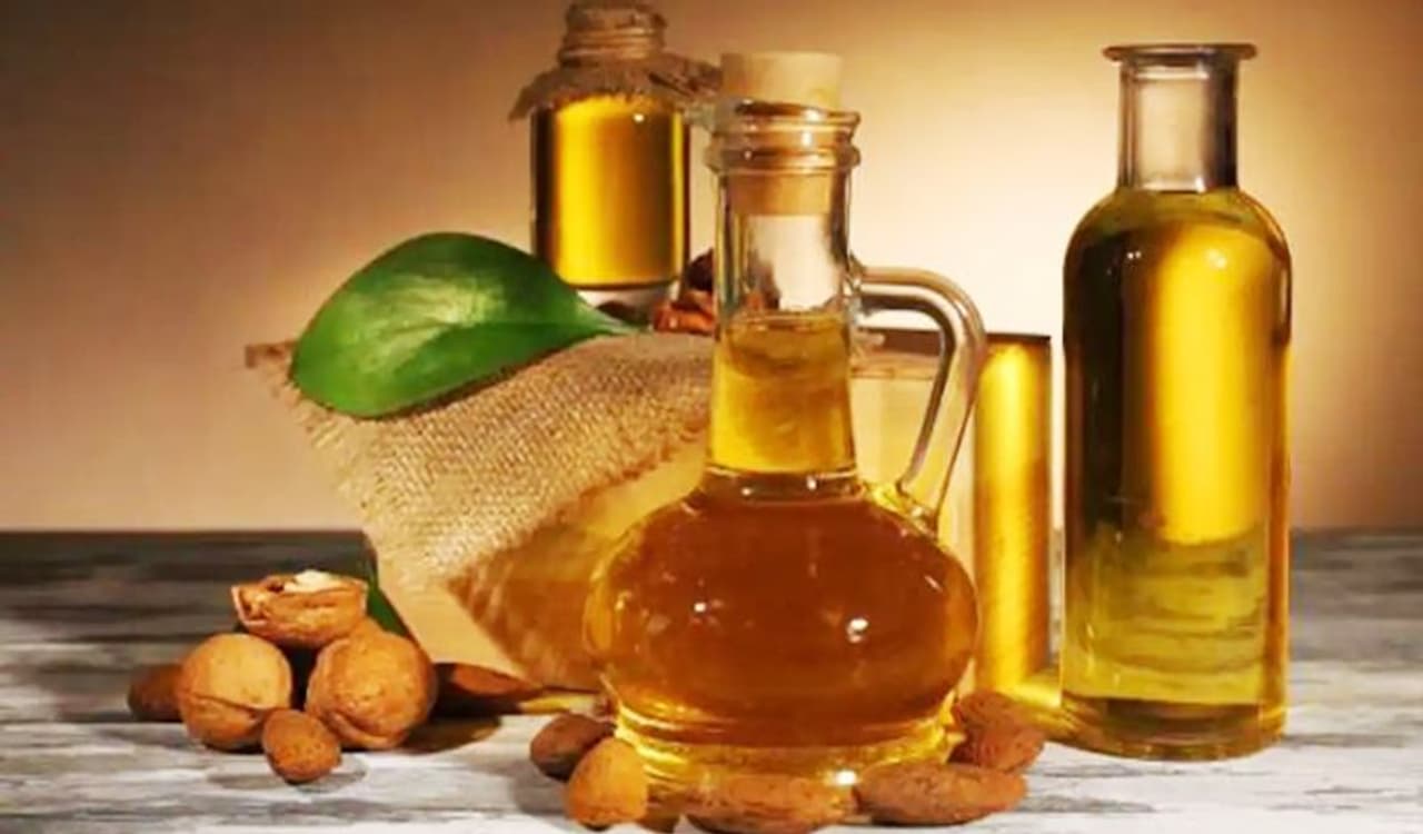 <p><strong>ಎಣ್ಣೆ</strong><br />ಯಾವುದೇ ರೀತಿಯ ಎಣ್ಣೆಯು ಹೆಚ್ಚಾಗಿ ಒಣಗಿದ&nbsp;ನೆತ್ತಿ ಮೇಲೆ ಅದ್ಭುತವಾಗಿ ಕೆಲಸ ಮಾಡುತ್ತದೆ. ತೆಂಗಿನಕಾಯಿ, ಬಾದಾಮಿ, ಆಲಿವ್, ಜೊಜೊಬಾ, ಅರ್ಗನ್ ಇತ್ಯಾದಿ. ಮಾಡಲು ಸಾಕಷ್ಟು ಆಯ್ಕೆಗಳಿವೆ. ಅತ್ಯುತ್ತಮವಾದುದ್ದನ್ನು &nbsp;ಆಯ್ಕೆ ಮಾಡಿಕೊಳ್ಳಬಹುದು.&nbsp;</p>