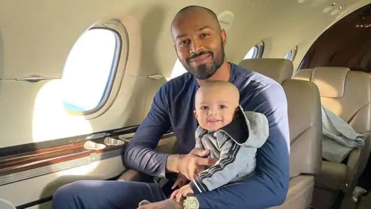 <p>కొన్నాళ్ల క్రితం తండ్రిని కోల్పోయిన హార్ధిక్ పాండ్యా, తన కొడుకుతో కలిసి ప్రైవేట్ జెట్లో వెళ్తున్న ఫోటోను సోషల్ మీడియాలో షేర్ చేశాడు...</p> <p>కొన్నాళ్ల క్రితం తండ్రిని కోల్పోయిన హార్ధిక్ పాండ్యా, తన కొడుకుతో కలిసి ప్రైవేట్ జెట్లో వెళ్తున్న ఫోటోను సోషల్ మీడియాలో షేర్ చేశాడు...</p>