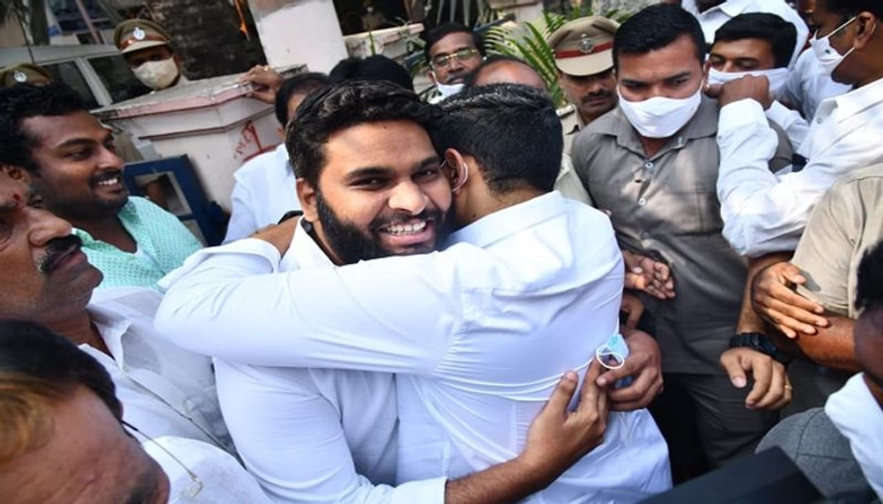 <p>రాజ్యాంగం ఎంత గొప్పదైనా...అమలు చేసేవాడు దుర్మార్గుడు అయితే ఫలితాలు చాలా దారుణంగా ఉంటాయని అంబేద్కర్ అన్నారని టీడీపీ జాతీయ కార్యదర్శి నారా లోకేష్ అన్నారు. గుంటూరు జిల్లా జైలు వద్ద విడుదలైన టిఎన్ఎస్ఎఫ్ కార్యకర్తలకు ఆయన స్వాగతం పలికారు. ఈ క్రమంలో మాట్లాడుతూ రాష్ట్రంలో &nbsp;రాజారెడ్డి రాజ్యాంగం అమలు చేస్తూ...రోజుకో అరాచకం సృష్టిస్తున్నారని మండిపడ్డారు. రాష్ట్రాన్ని దోచుకొని జైలుకెళ్లిన వాడు బయటకు వచ్చేప్పుడు తలదించుకొని వస్తాడని, ప్రజల కోసం పోరాటం చేసి జైలుకెళ్లిన వాళ్ళు తలెత్తుకొని బయటకు వస్తారని జగన్ ను ఉద్దేశించి మాట్లాడారు.</p>