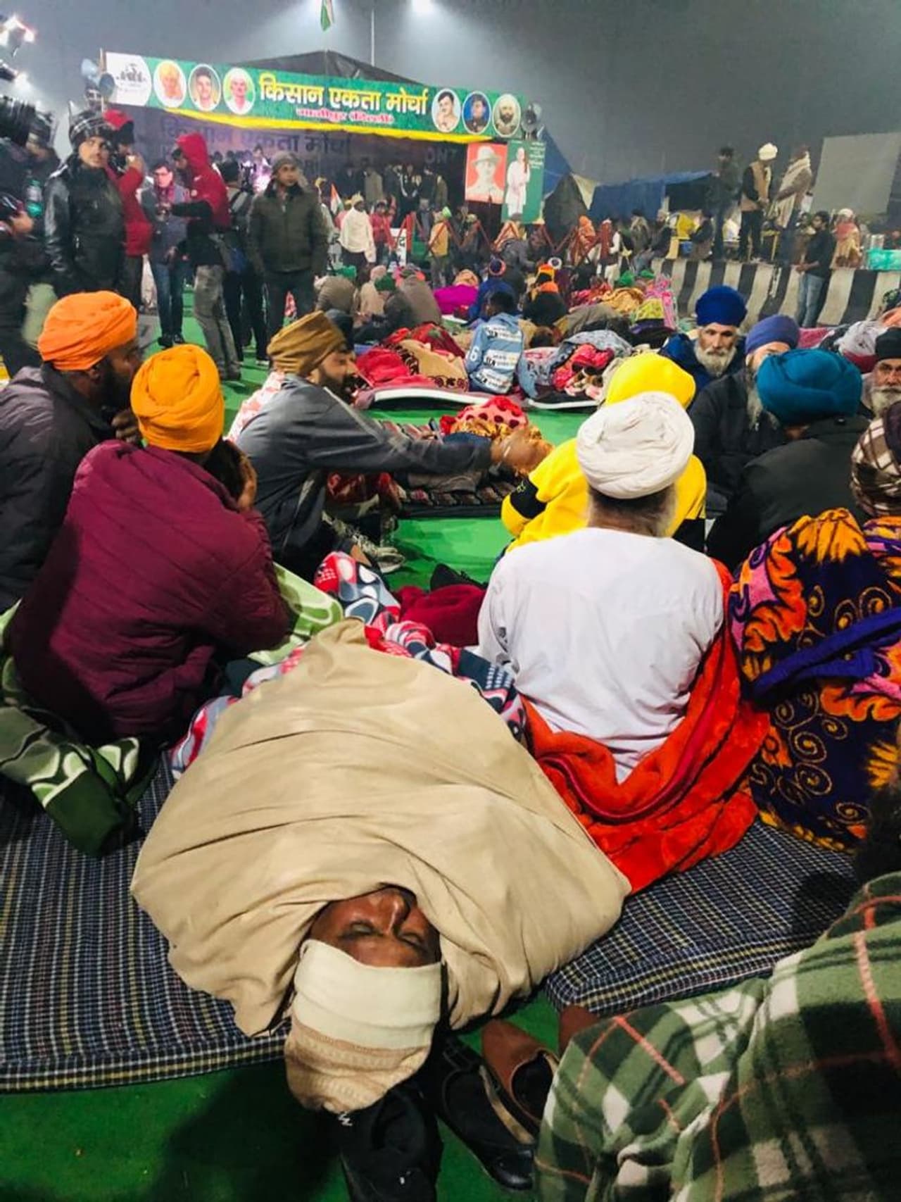 <p>റിപ്പബ്ലിക് ദിന റാലിയോടനുബന്ധിച്ച് കര്ഷകര് നടത്തിയ ട്രാക്ടര് മാര്ച്ചില് ഒരു സംഘം കര്ഷകര് ചെങ്കോട്ടയിലെത്തി സിഖ് മതത്തിന്റെ പതാക ഉയര്ത്തിയത് വിവാദമായിരുന്നു. പലരും ഈ പ്രവര്ത്തിയ തള്ളിപ്പറഞ്ഞു. ഇതോടെ കര്ഷകര്ക്കെതിരെ ഒരവസരം തുറന്ന് കിട്ടിയ കേന്ദ്രസര്ക്കാര് നടപടികള് ശക്തമാക്കി.</p> <p>റിപ്പബ്ലിക് ദിന റാലിയോടനുബന്ധിച്ച് കര്ഷകര് നടത്തിയ ട്രാക്ടര് മാര്ച്ചില് ഒരു സംഘം കര്ഷകര് ചെങ്കോട്ടയിലെത്തി സിഖ് മതത്തിന്റെ പതാക ഉയര്ത്തിയത് വിവാദമായിരുന്നു. പലരും ഈ പ്രവര്ത്തിയ തള്ളിപ്പറഞ്ഞു. ഇതോടെ കര്ഷകര്ക്കെതിരെ ഒരവസരം തുറന്ന് കിട്ടിയ കേന്ദ്രസര്ക്കാര് നടപടികള് ശക്തമാക്കി.</p>