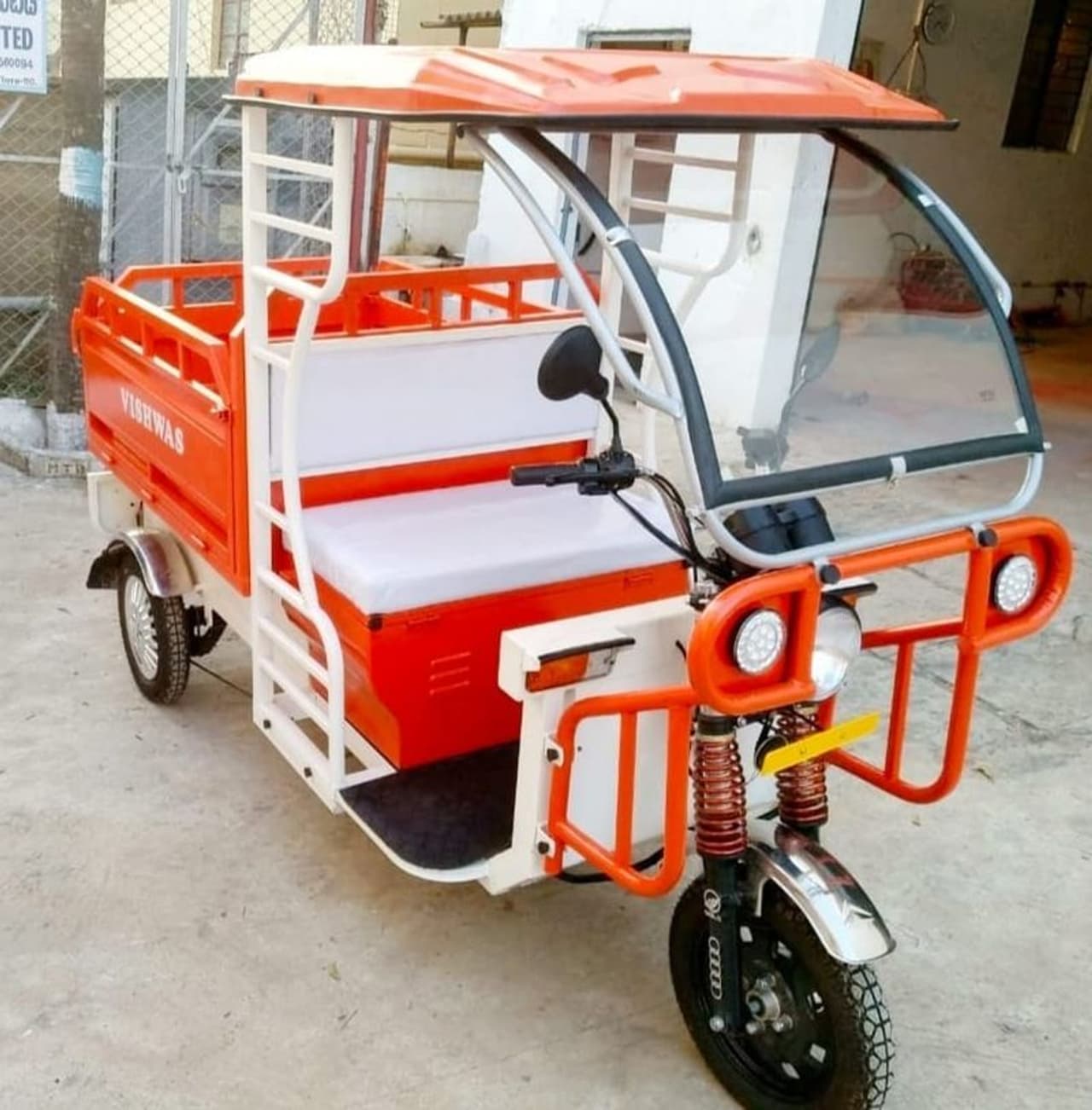 <p>ಬೆಂಗಳೂರು ಮೂಲದ ಬಾಲನ್ ಎಂಜಿನಿಯರಿಂಗ್ ಪ್ರೈವೇಟ್ ಲಿಮಿಟೆಡ್ ಕಂಪನಿ ಇಂದು ಆರು ವಿಧದ ಎಲೆಕ್ಟ್ರಿಕ್ ವಾಹನಗಳನ್ನು ಬಿಡುಗಡೆ ಮಾಡಿತು. ಸರಕು ಸಾಗಣೆ, ಕೃಷಿ, ನಾಗರಿಕ ಸೌಕರ್ಯ ಮುಂತಾದ ಕ್ಷೇತ್ರಗಳಲ್ಲಿ ತೊಡಗಿಸಿಕೊಂಡಿರುವ ಜನರಿಗೆ ಹಾಗೂ ಸಂಸ್ಥೆಗಳಿಗೆ ಅನುಕೂಲವಾಗುವ ಈ ವಾಹನಗಳು ಆರು ವಿಧದಲ್ಲಿ ಲಭ್ಯವಿವೆ. ರಾಜ್ಯದ ಕೈಗಾರಿಕೆ ಸಚಿವ ಶ್ರೀ ಜಗದೀಶ್ ಶೆಟ್ಟರ್ ಅವರು ಬೆಂಗಳೂರಿನ ಲಲಿತ್ ಅಶೋಕ್ ಹೋಟೆಲ್ನಲ್ಲಿ ನಡೆದ ಅದ್ಧೂರಿ ಸಮಾರಂಭದಲ್ಲಿ ಎಲೆಕ್ಟ್ರಿಕ್ ವಾಹನಗಳನ್ನು ಬಿಡುಗಡೆ ಮಾಡಿದರು. ಕೇಂದ್ರ ಸರ್ಕಾರದ ರಾಸಾಯನಿಕ ಮತ್ತು ರಸಗೊಬ್ಬರಗಳ ಸಚಿವ ಶ್ರೀ ಸದಾನಂದ ಗೌಡ ಹಾಗೂ ಕೇಂದ್ರ ರಸ್ತೆ ಸಾರಿಗೆ ಮತ್ತು ಹೆದ್ದಾರಿ ಹಾಗೂ ಎಂಎಸ್ಎಂಇ ಸಚಿವ ಶ್ರೀ ನಿತಿನ್ ಗಡ್ಕರಿ ಉಪಸ್ಥಿತರಿದ್ದರು.</p> <p>ಬೆಂಗಳೂರು ಮೂಲದ ಬಾಲನ್ ಎಂಜಿನಿಯರಿಂಗ್ ಪ್ರೈವೇಟ್ ಲಿಮಿಟೆಡ್ ಕಂಪನಿ ಇಂದು ಆರು ವಿಧದ ಎಲೆಕ್ಟ್ರಿಕ್ ವಾಹನಗಳನ್ನು ಬಿಡುಗಡೆ ಮಾಡಿತು. ಸರಕು ಸಾಗಣೆ, ಕೃಷಿ, ನಾಗರಿಕ ಸೌಕರ್ಯ ಮುಂತಾದ ಕ್ಷೇತ್ರಗಳಲ್ಲಿ ತೊಡಗಿಸಿಕೊಂಡಿರುವ ಜನರಿಗೆ ಹಾಗೂ ಸಂಸ್ಥೆಗಳಿಗೆ ಅನುಕೂಲವಾಗುವ ಈ ವಾಹನಗಳು ಆರು ವಿಧದಲ್ಲಿ ಲಭ್ಯವಿವೆ. ರಾಜ್ಯದ ಕೈಗಾರಿಕೆ ಸಚಿವ ಶ್ರೀ ಜಗದೀಶ್ ಶೆಟ್ಟರ್ ಅವರು ಬೆಂಗಳೂರಿನ ಲಲಿತ್ ಅಶೋಕ್ ಹೋಟೆಲ್ನಲ್ಲಿ ನಡೆದ ಅದ್ಧೂರಿ ಸಮಾರಂಭದಲ್ಲಿ ಎಲೆಕ್ಟ್ರಿಕ್ ವಾಹನಗಳನ್ನು ಬಿಡುಗಡೆ ಮಾಡಿದರು. ಕೇಂದ್ರ ಸರ್ಕಾರದ ರಾಸಾಯನಿಕ ಮತ್ತು ರಸಗೊಬ್ಬರಗಳ ಸಚಿವ ಶ್ರೀ ಸದಾನಂದ ಗೌಡ ಹಾಗೂ ಕೇಂದ್ರ ರಸ್ತೆ ಸಾರಿಗೆ ಮತ್ತು ಹೆದ್ದಾರಿ ಹಾಗೂ ಎಂಎಸ್ಎಂಇ ಸಚಿವ ಶ್ರೀ ನಿತಿನ್ ಗಡ್ಕರಿ ಉಪಸ್ಥಿತರಿದ್ದರು.</p>