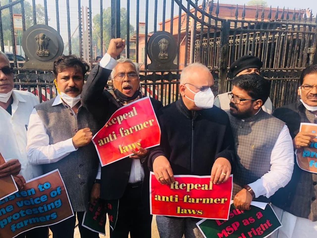 <p>കാർഷിക നിയമത്തിൽ പ്രതിഷേധിച്ച് സമരം ചെയ്യുന്ന കർഷകർക്കെതിരെ കേസെടുക്കുന്നതിനെതിരെ പാർലമെന്റിനുളളിലും പുറത്തും ശക്തമായ പ്രതിഷേധമുണ്ടാകുമെന്നും പ്രതിപക്ഷ എം.പിമാർ അറിയിച്ചു. </p> <p>കാർഷിക നിയമത്തിൽ പ്രതിഷേധിച്ച് സമരം ചെയ്യുന്ന കർഷകർക്കെതിരെ കേസെടുക്കുന്നതിനെതിരെ പാർലമെന്റിനുളളിലും പുറത്തും ശക്തമായ പ്രതിഷേധമുണ്ടാകുമെന്നും പ്രതിപക്ഷ എം.പിമാർ അറിയിച്ചു. </p>