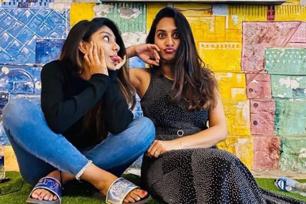 సురేఖావాణి భర్త దర్శకుడు సురేష్ తేజా అకాల మరణం పొందారు. 2019లో ఆయన మరణించడం జరిగింది. అప్పటి నుండి సురేఖా వాణి తన కూతురు సుప్రీతతో కలిసి ఉంటున్నారు. సురేఖావాణి భర్త దర్శకుడు సురేష్ తేజా అకాల మరణం పొందారు. 2019లో ఆయన మరణించడం జరిగింది. అప్పటి నుండి సురేఖా వాణి తన కూతురు సుప్రీతతో కలిసి ఉంటున్నారు.