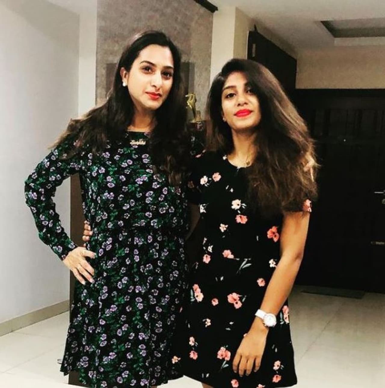 మొదటి భర్తతో విడాకులు తీసుకున్న 42ఏళ్ల సునీత, మీడియా అధినేత రామ్ వీరపనేనిని వివాహం చేసుకున్నారు. ఆమెకు పెళ్లీడుకు వచ్చిన ఇద్దరు పిల్లలు ఉన్న నేపథ్యంలో, ఈ పెళ్లి పెద్ద చర్చకు దారితీసింది.