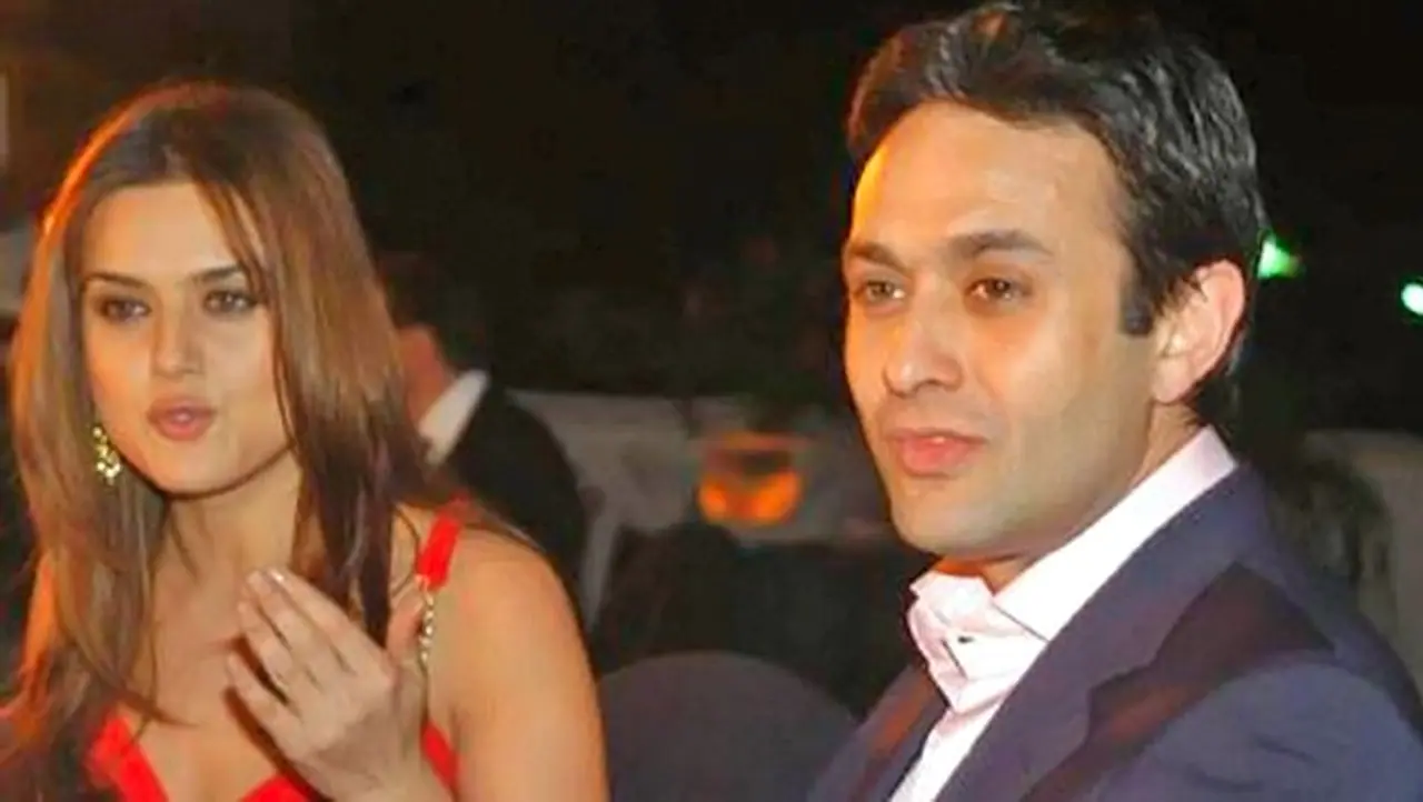 <p>ಪ್ರೀತಿ ಮತ್ತು ನೆಸ್ ವಾಡಿಯಾ ಇಬ್ಬರೂ ಕ್ರೀಡೆಯಲ್ಲಿ ಆಸಕ್ತಿ ಹೊಂದಿದ್ದರು. 2008ರಲ್ಲಿ ಜೊತೆಯಾಗಿ ಐಪಿಎಲ್ನ ಕಿಂಗ್ಸ್ ಇಲೆವೆನ್ ಪಂಜಾಬ್ ಅನ್ನು ಖರೀದಿಸಿದರು ಮತ್ತು ಬ್ಯುಸಿನೆಸ್ ಪಾರ್ಟ್ನರ್ಗಳಾದರು. ಆದರೀಗ ಒಬ್ಬರ ಮುಖವನ್ನು ಮತ್ತೊಬ್ಬರು ನೋಡೋಲ್ಲ.</p> <p>ಪ್ರೀತಿ ಮತ್ತು ನೆಸ್ ವಾಡಿಯಾ ಇಬ್ಬರೂ ಕ್ರೀಡೆಯಲ್ಲಿ ಆಸಕ್ತಿ ಹೊಂದಿದ್ದರು. 2008ರಲ್ಲಿ ಜೊತೆಯಾಗಿ ಐಪಿಎಲ್ನ ಕಿಂಗ್ಸ್ ಇಲೆವೆನ್ ಪಂಜಾಬ್ ಅನ್ನು ಖರೀದಿಸಿದರು ಮತ್ತು ಬ್ಯುಸಿನೆಸ್ ಪಾರ್ಟ್ನರ್ಗಳಾದರು. ಆದರೀಗ ಒಬ್ಬರ ಮುಖವನ್ನು ಮತ್ತೊಬ್ಬರು ನೋಡೋಲ್ಲ.</p>