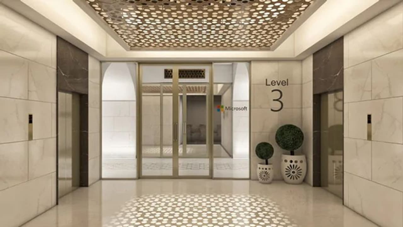 <p>ತಾಜ್ ಮಹಲ್ ಮಾದರಿಯಲ್ಲಿ ನಿರ್ಮಿಸಲಾದ ಈ ಮೈಕ್ರೋಸಾಫ್ಟ್ ಕಚೇರಿ ನೋಯ್ಡಾದ ಆರು ಅಂತಸ್ತಿನ ಕಟ್ಟಡದ ಮೇಲಿನ 3 ಮಹಡಿಗಳಲ್ಲಿ 90,000 ಚದರ ಅಡಿ ವಿಸ್ತೀರ್ಣದಲ್ಲಿದೆ.</p>