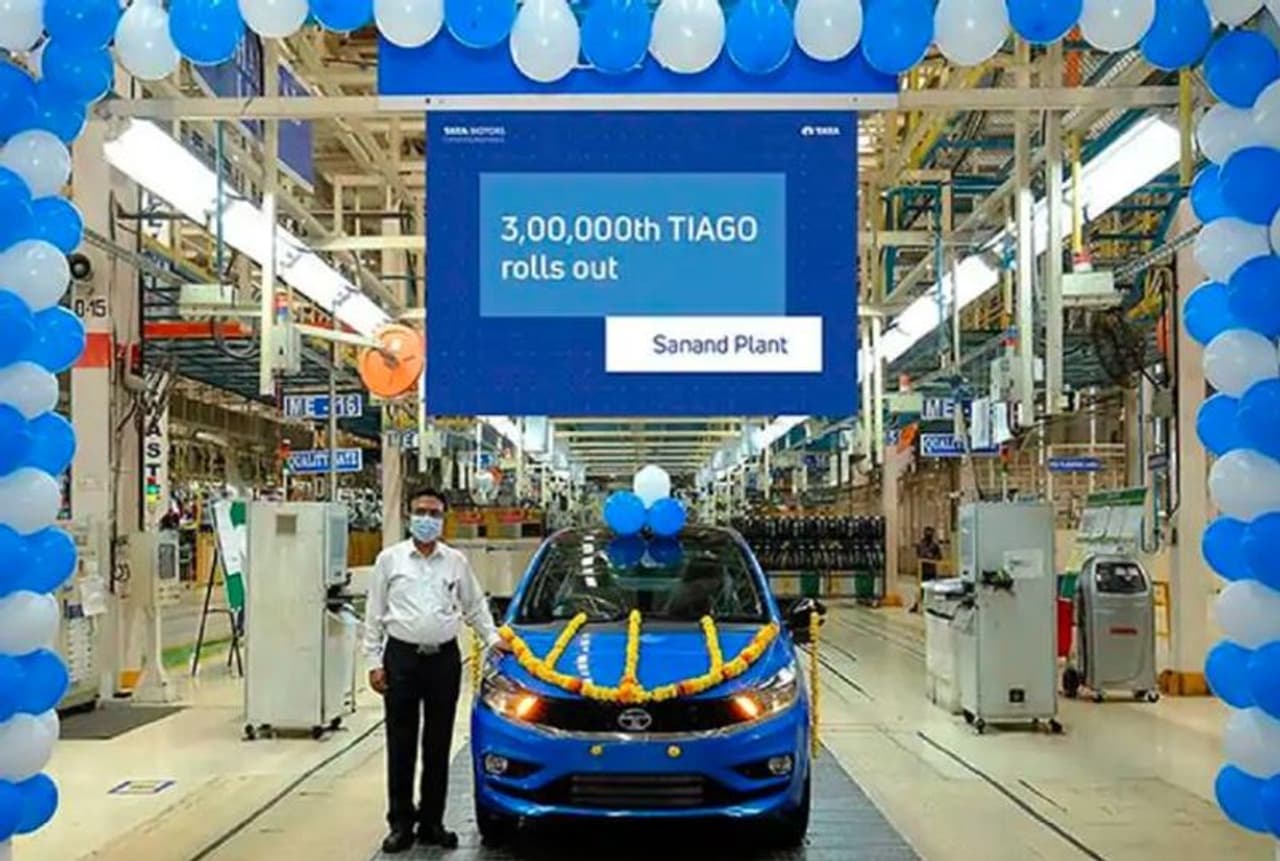 <p>టాటా టియాగో భారత కార్ల తయారీ సంస్థకు బలమైన పోటీని ఇచ్చింది. గతేడాదిలో గుజరాత్లోని సనంద్ ప్లాంట్ నుంచి 3,00,000 యూనిట్లను కంపెనీ తయారు చేసింది. టాటా మోటార్స్ మొట్టమొదట టియాగోను 2016లో ప్రారంభించింది. కంపెనీ ఇంపాక్ట్ డిజైన్ ఫిలాసఫీ కింద టియాగో మొదటి ఉత్పత్తి. ఈ కారు ఆకర్షణీయమైన ధరతో అద్భుతమైన ఫీచర్స్ వస్తుంది. టాటా మోటార్స్ అధికారిక ట్విట్టర్ ఖాతా నుండి కొత్త లిమిటెడ్ ఎడిషన్ టాటా టియాగో టీజర్ను విడుదల చేసింది.</p> <p>టాటా టియాగో భారత కార్ల తయారీ సంస్థకు బలమైన పోటీని ఇచ్చింది. గతేడాదిలో గుజరాత్లోని సనంద్ ప్లాంట్ నుంచి 3,00,000 యూనిట్లను కంపెనీ తయారు చేసింది. టాటా మోటార్స్ మొట్టమొదట టియాగోను 2016లో ప్రారంభించింది. కంపెనీ ఇంపాక్ట్ డిజైన్ ఫిలాసఫీ కింద టియాగో మొదటి ఉత్పత్తి. ఈ కారు ఆకర్షణీయమైన ధరతో అద్భుతమైన ఫీచర్స్ వస్తుంది. టాటా మోటార్స్ అధికారిక ట్విట్టర్ ఖాతా నుండి కొత్త లిమిటెడ్ ఎడిషన్ టాటా టియాగో టీజర్ను విడుదల చేసింది.</p>