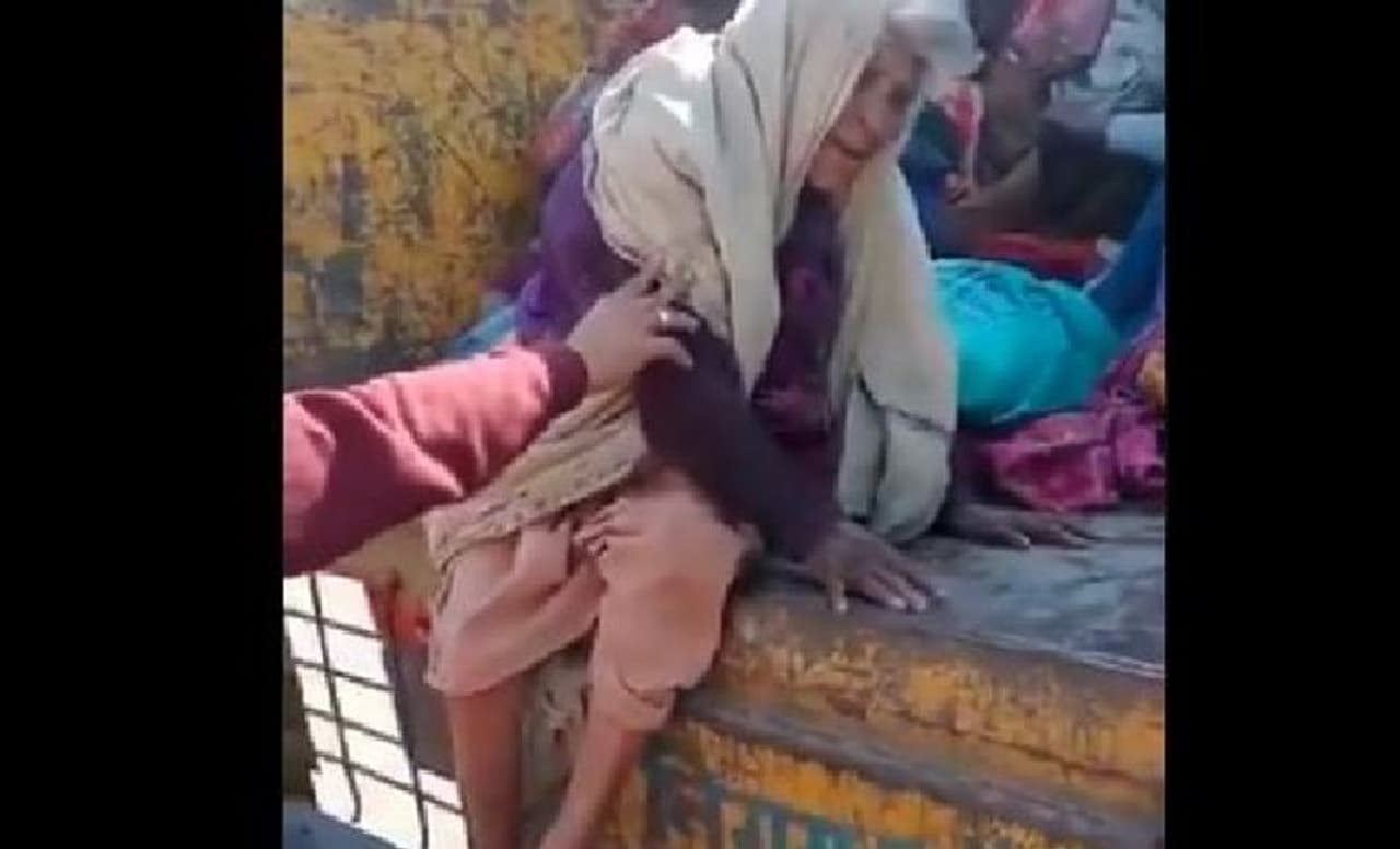 <p>ಈ ಘಟನೆ ಶುಕ್ರವಾರ ನಡೆದಿದ್ದೆನ್ನಲಾಗಿದೆ. ಆದರೀಗ ಈ ಘಟನೆಯ ವಿಡಿಯೋ ಸೋಶಿಯಲ್ ಮೀಡಿಯಾದಲ್ಲಿ ವೈರಲ್ ಆಗಿದೆ. ಇದಾಧ ಬಳಿಕ ಶಿವರಾಜ್ ಸರ್ಕಾರ ಭಾರೀ ವಿವಾದಕ್ಕೀಡಾಗಿದೆ. ಇದಾದ ಬಳಿಕ ಸಿಎಂ ನಿರ್ದೇಶನದಂತೆ ಆರೋಪಿಗಳನ್ನು ಪದಚ್ಯುತಿಗೊಳಿಸಲಾಗಿದೆ. ನಡೆದಾಡಲೂ ಆಗದವರನ್ನು ನಿರ್ದಯಿಗಳಂತೆ ರಸ್ತೆಗೆಸೆದಿರುವ ಅಧಿಕಾರಿಗಳ ನಡೆಗೆ ವ್ಯಾಪಕ ಆಕ್ರೋಶ ವ್ಯಕ್ತವಾಗಿದೆ.</p> <p>ಈ ಘಟನೆ ಶುಕ್ರವಾರ ನಡೆದಿದ್ದೆನ್ನಲಾಗಿದೆ. ಆದರೀಗ ಈ ಘಟನೆಯ ವಿಡಿಯೋ ಸೋಶಿಯಲ್ ಮೀಡಿಯಾದಲ್ಲಿ ವೈರಲ್ ಆಗಿದೆ. ಇದಾಧ ಬಳಿಕ ಶಿವರಾಜ್ ಸರ್ಕಾರ ಭಾರೀ ವಿವಾದಕ್ಕೀಡಾಗಿದೆ. ಇದಾದ ಬಳಿಕ ಸಿಎಂ ನಿರ್ದೇಶನದಂತೆ ಆರೋಪಿಗಳನ್ನು ಪದಚ್ಯುತಿಗೊಳಿಸಲಾಗಿದೆ. ನಡೆದಾಡಲೂ ಆಗದವರನ್ನು ನಿರ್ದಯಿಗಳಂತೆ ರಸ್ತೆಗೆಸೆದಿರುವ ಅಧಿಕಾರಿಗಳ ನಡೆಗೆ ವ್ಯಾಪಕ ಆಕ್ರೋಶ ವ್ಯಕ್ತವಾಗಿದೆ.</p>