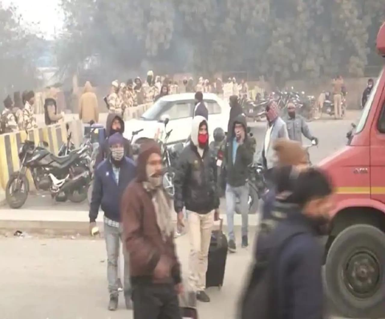 <p>ಕೃಷಿ ಕಾಯ್ದೆ ವಿರೋಧಿಸಿ ಜನವರಿ 26ರಂದು ಆಯೋಜಿಸಿದ ಟ್ರಾಕ್ಟರ್ ರ್ಯಾಲಿ ಹಿಂಸಾ ರೂಪ ಪಡೆದಿತ್ತು. ರೈತರ ಪ್ರತಿಭಟನೆಯ ಲಾಭವನ್ನು ಕೆಲ ಉಗ್ರಗಾಮಿ ಸಂಘಟನೆಗಳು ಪಡೆದುಕೊಂಡಿದೆ ಅನ್ನೋ ಆರೋಪಗಳೂ ಇವೆ.</p> <p>ಕೃಷಿ ಕಾಯ್ದೆ ವಿರೋಧಿಸಿ ಜನವರಿ 26ರಂದು ಆಯೋಜಿಸಿದ ಟ್ರಾಕ್ಟರ್ ರ್ಯಾಲಿ ಹಿಂಸಾ ರೂಪ ಪಡೆದಿತ್ತು. ರೈತರ ಪ್ರತಿಭಟನೆಯ ಲಾಭವನ್ನು ಕೆಲ ಉಗ್ರಗಾಮಿ ಸಂಘಟನೆಗಳು ಪಡೆದುಕೊಂಡಿದೆ ಅನ್ನೋ ಆರೋಪಗಳೂ ಇವೆ.</p>