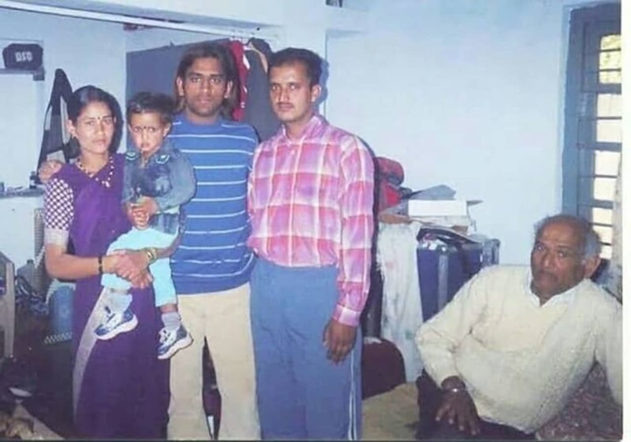 <p>మాజీ కెప్టెన్, మిస్టర్ కూల్, కెప్టెన్ కూల్, మాజీ క్రికెటర్ మహేంద్ర సింగ్ ధోనీ రేర్ ఫోటోలు...</p> <p>మాజీ కెప్టెన్, మిస్టర్ కూల్, కెప్టెన్ కూల్, మాజీ క్రికెటర్ మహేంద్ర సింగ్ ధోనీ రేర్ ఫోటోలు...</p>