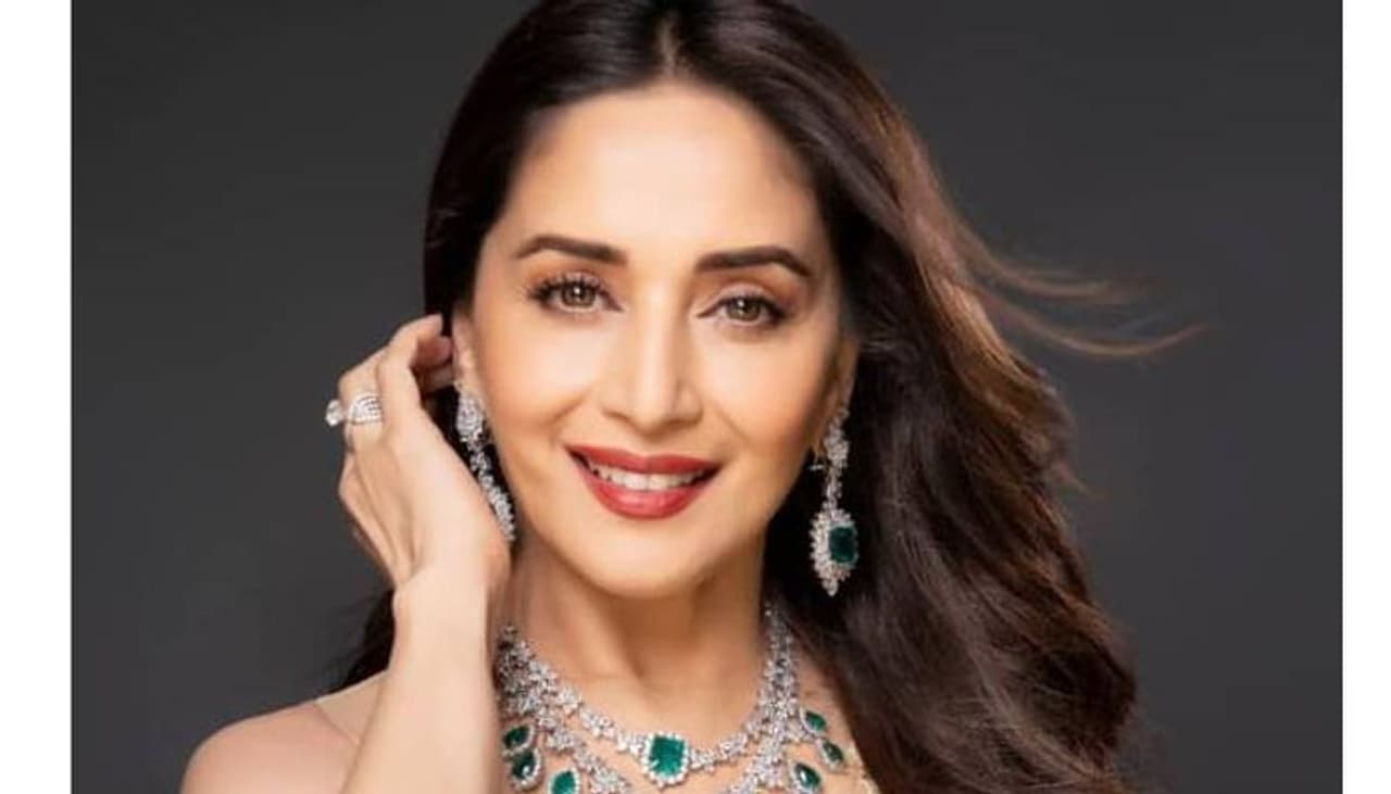 സോഷ്യല്‍ മീഡിയയില്‍ സജ്ജീവമായ താരം തന്‍റെ ഓരോ വിശേഷങ്ങളും ആരാധകരുമായി പങ്കുവയ്ക്കാറുണ്ട്.