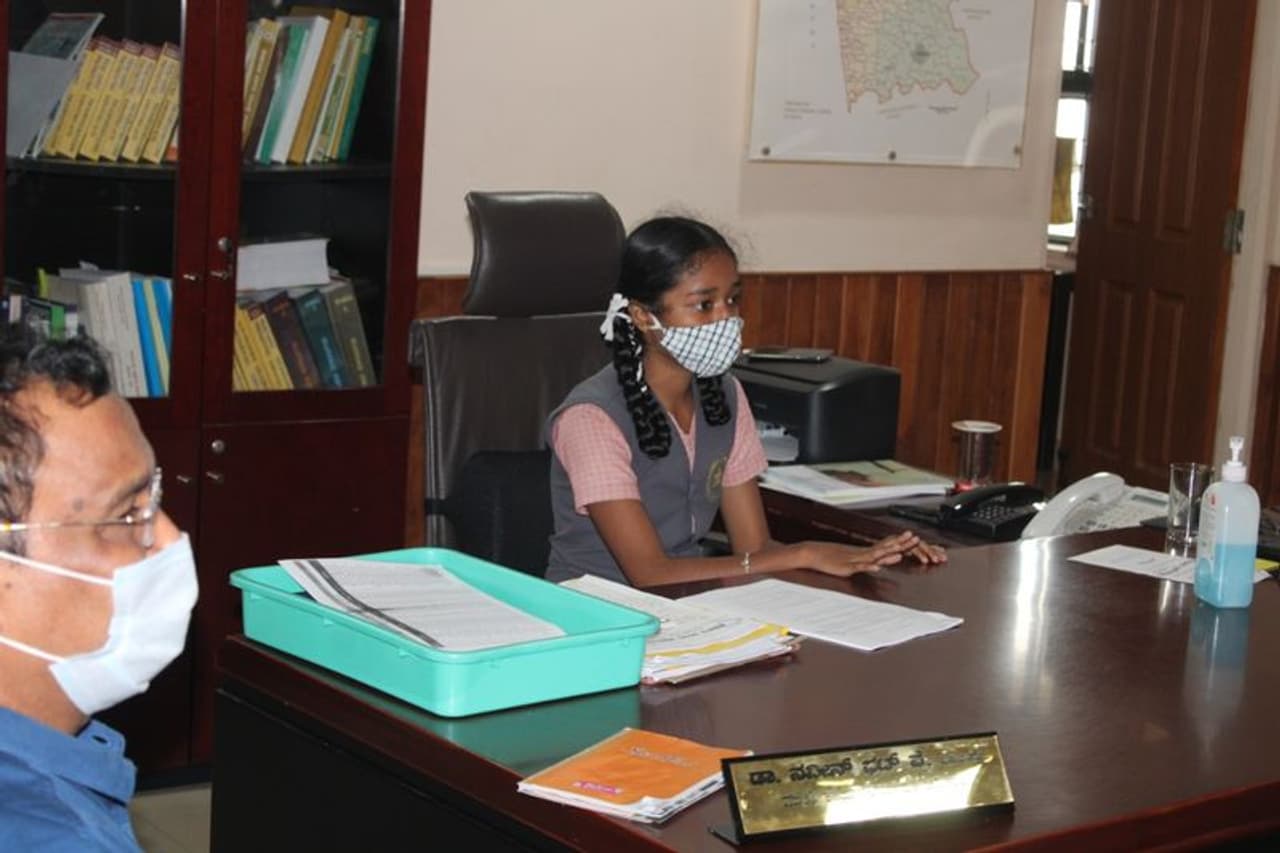 <p>ಶನಿವಾರ ಉಡುಪಿ ಜಿ.ಪಂ.ನಲ್ಲಿ ಸುಮಾರು 30 ನಿಮಿಷಗಳ ಕಾಲ ಮುಖ್ಯ ಕಾರ್ಯನಿರ್ವಹಣಾಧಿಕಾರಿ ಬದಲಾಗಿದ್ದರು. ಬ್ರಹ್ಮಾವರದ ಸರ್ಕಾರಿ ಪಪೂ ಕಾಲೇಜಿನ ವಿದ್ಯಾರ್ಥಿನಿ ವರ್ಷಾ ಅವರು ಜಿಪಂ ಸಿಓಇ ಕುರ್ಚಿಯಲ್ಲಿ ಕುಳಿತು, ತಮ್ಮೇದುರು ಕುಳಿದ ಸ್ವತಃ ಜಿಪಂ ಸಿಇಓ ಡಾ.ನವೀನ್ ಭಟ್ ಅವರನ್ನು ಪ್ರಶ್ನಿಸಿ ವಿವರಗಳನ್ನು ಪಡೆದುಕೊಂಡರು.</p> <p>ಶನಿವಾರ ಉಡುಪಿ ಜಿ.ಪಂ.ನಲ್ಲಿ ಸುಮಾರು 30 ನಿಮಿಷಗಳ ಕಾಲ ಮುಖ್ಯ ಕಾರ್ಯನಿರ್ವಹಣಾಧಿಕಾರಿ ಬದಲಾಗಿದ್ದರು. ಬ್ರಹ್ಮಾವರದ ಸರ್ಕಾರಿ ಪಪೂ ಕಾಲೇಜಿನ ವಿದ್ಯಾರ್ಥಿನಿ ವರ್ಷಾ ಅವರು ಜಿಪಂ ಸಿಓಇ ಕುರ್ಚಿಯಲ್ಲಿ ಕುಳಿತು, ತಮ್ಮೇದುರು ಕುಳಿದ ಸ್ವತಃ ಜಿಪಂ ಸಿಇಓ ಡಾ.ನವೀನ್ ಭಟ್ ಅವರನ್ನು ಪ್ರಶ್ನಿಸಿ ವಿವರಗಳನ್ನು ಪಡೆದುಕೊಂಡರು.</p>