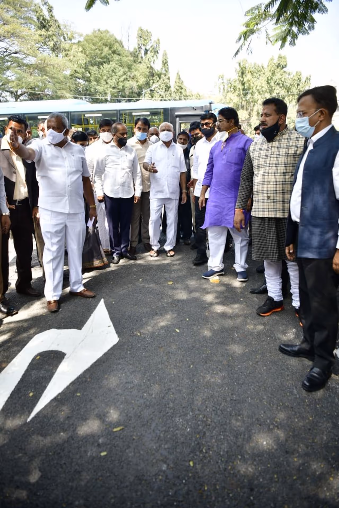 <p>ಶನಿವಾರ ಬೆಂಗಳೂರು ಸ್ಮಾರ್ಟ್ ಸಿಟಿ ಯೋಜನೆಯಡಿ ಕೈಗೊಳ್ಳಲಾದ ರೇಸ್ ಕೋರ್ಸ್ ರಸ್ತೆ, ರಾಜಾರಾಮ್ ಮೋಹನ್ ರಾಯ್ ರಸ್ತೆ, ಹೇಯ್ ರಸ್ತೆ, ವುಡ್ ಸ್ಟ್ರೀಟ್, ಟಾಟಾ ಲೇನ್, ಕ್ಯಾಪಿಟಲ್ ಹೋಟೆಲ್ ರಾಜಭವನ ಜಂಕ್ಷನ್ ಮತ್ತು ನೆಹರು ತಾರಾಲಯ ರಸ್ತೆಯ ಕಾಮಗಾರಿಯನ್ನು ಮುಖ್ಯಮಂತ್ರಿ ಬಿ.ಎಸ್.ಯಡಿಯೂರಪ್ಪ ಪರಿಶೀಲನೆ ನಡೆಸಿದರು.</p> <p>ಶನಿವಾರ ಬೆಂಗಳೂರು ಸ್ಮಾರ್ಟ್ ಸಿಟಿ ಯೋಜನೆಯಡಿ ಕೈಗೊಳ್ಳಲಾದ ರೇಸ್ ಕೋರ್ಸ್ ರಸ್ತೆ, ರಾಜಾರಾಮ್ ಮೋಹನ್ ರಾಯ್ ರಸ್ತೆ, ಹೇಯ್ ರಸ್ತೆ, ವುಡ್ ಸ್ಟ್ರೀಟ್, ಟಾಟಾ ಲೇನ್, ಕ್ಯಾಪಿಟಲ್ ಹೋಟೆಲ್ ರಾಜಭವನ ಜಂಕ್ಷನ್ ಮತ್ತು ನೆಹರು ತಾರಾಲಯ ರಸ್ತೆಯ ಕಾಮಗಾರಿಯನ್ನು ಮುಖ್ಯಮಂತ್ರಿ ಬಿ.ಎಸ್.ಯಡಿಯೂರಪ್ಪ ಪರಿಶೀಲನೆ ನಡೆಸಿದರು.</p>