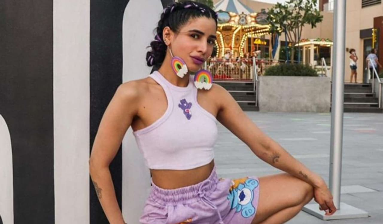 <p>ಸೋನಿಯಾಗೆ ಅವರ ತಂದೆ ವಿನೋದ್‌ ಮೆಹ್ರಾರ ಯಾವ ಸಿನಿಮಾ ಇಷ್ಟ? ಯಾವ ಸಿನಿಮಾ ಮತ್ತೆ ನಿರ್ಮಾಣಗೊಳ್ಳಲಿ ಎಂದು ಬಯಸುತ್ತಾರೆಂಬ ಬಗ್ಗೆ ಸಂದರ್ಶನವೊಂದರಲ್ಲಿ ಪ್ರಶ್ನಿಸಲಾಗಿತ್ತು.&nbsp;ಘರ್‌ ಮತ್ತು ಬರ್ನಿಂಗ್‌ ಟ್ರೈನ್‌ ತುಂಬಾ ಇಷ್ಷ ಎಂದು ಮಗಳು ಹೇಳಿದ್ದಾರೆ.&nbsp;</p>