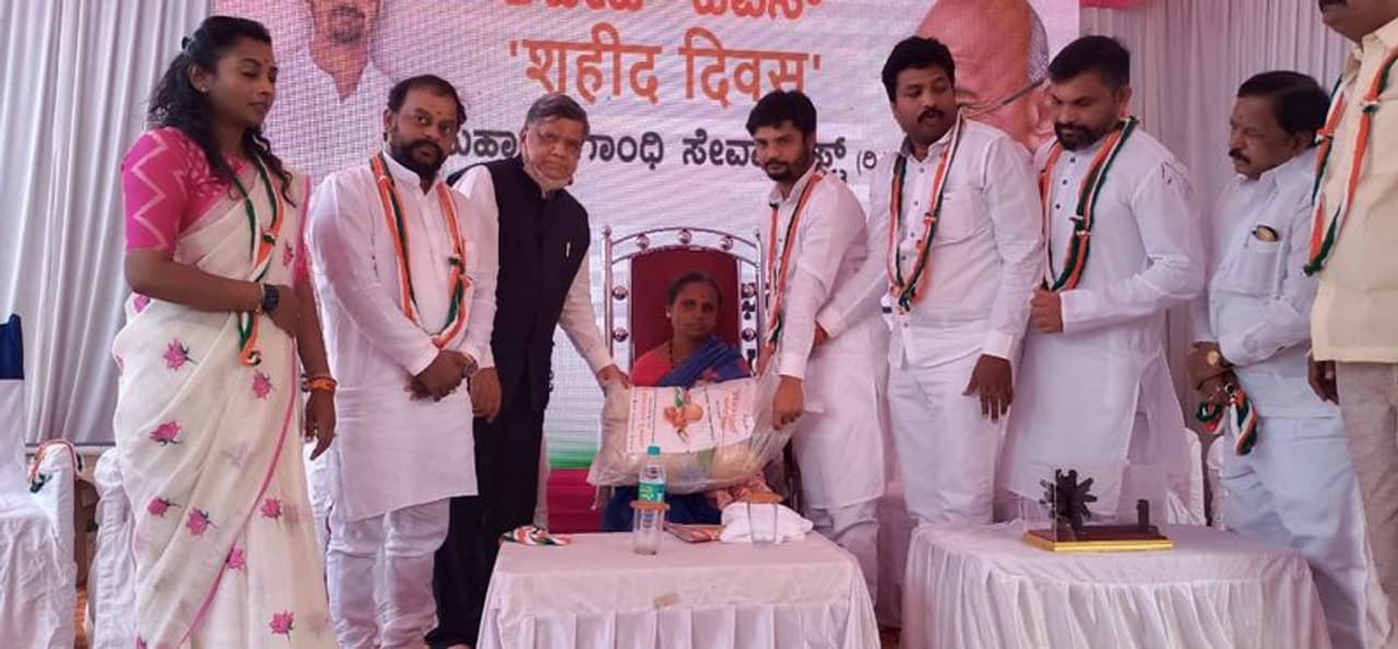 <p>ಖಾದಿ ಗ್ರಾಮೋದ್ಯೋಗ ಉಳಿಯಬೇಕು. ನೇಕಾರರ ಬದುಕು ನೆಮ್ಮದಿಯಿಂದ ಕೂಡಿರಬೇಕೆಂದರೆ ನೌಕರರಿಗೆ ವಾರಕ್ಕೊಮ್ಮೆಯಾದರೂ ಖಾದಿ ಬಟ್ಟೆಧರಿಸುವುದನ್ನು ಕಡ್ಡಾಯಗೊಳಿಸಿ ಆದೇಶಿಸಬೇಕು. ಈ ನಿಟ್ಟಿನಲ್ಲಿ ಶೀಘ್ರದಲ್ಲೇ ಮುಖ್ಯಮಂತ್ರಿಗಳಿಗೆ ಮನವಿ ಮಾಡುತ್ತೇನೆ. ಉಪವಾಸ ಮಾಡಿಯಾದರೂ ಖಾದಿ ನೇಕಾರರ ಉಳಿವಿಗೆ ಶ್ರಮಿಸುತ್ತೇನೆ ಎಂದರು.</p> <p>ಖಾದಿ ಗ್ರಾಮೋದ್ಯೋಗ ಉಳಿಯಬೇಕು. ನೇಕಾರರ ಬದುಕು ನೆಮ್ಮದಿಯಿಂದ ಕೂಡಿರಬೇಕೆಂದರೆ ನೌಕರರಿಗೆ ವಾರಕ್ಕೊಮ್ಮೆಯಾದರೂ ಖಾದಿ ಬಟ್ಟೆಧರಿಸುವುದನ್ನು ಕಡ್ಡಾಯಗೊಳಿಸಿ ಆದೇಶಿಸಬೇಕು. ಈ ನಿಟ್ಟಿನಲ್ಲಿ ಶೀಘ್ರದಲ್ಲೇ ಮುಖ್ಯಮಂತ್ರಿಗಳಿಗೆ ಮನವಿ ಮಾಡುತ್ತೇನೆ. ಉಪವಾಸ ಮಾಡಿಯಾದರೂ ಖಾದಿ ನೇಕಾರರ ಉಳಿವಿಗೆ ಶ್ರಮಿಸುತ್ತೇನೆ ಎಂದರು.</p>