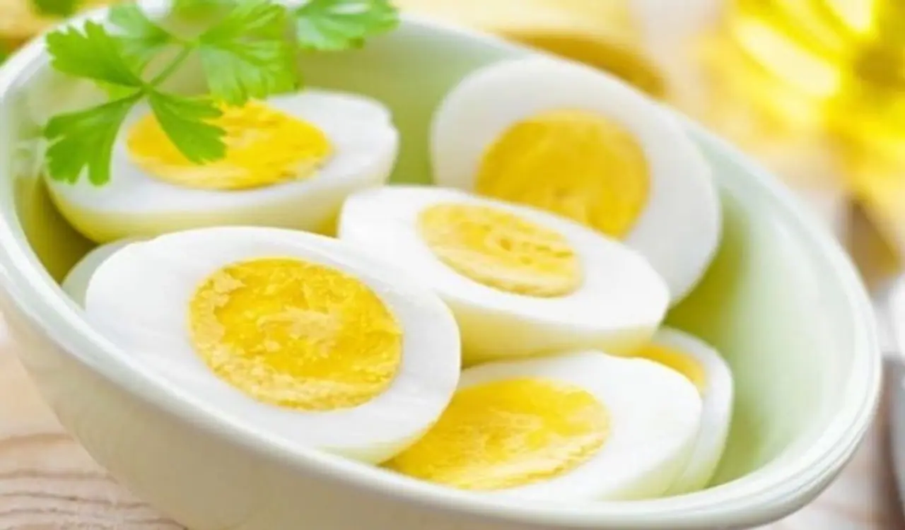 <p style="text align: justify;">ನಾವೆಲ್ಲರೂ ನಮ್ಮ ಆಹಾರದಲ್ಲಿ ಮೊಟ್ಟೆಗಳನ್ನು ಸೇರಿಸುತ್ತೇವೆ ಏಕೆಂದರೆ ಮೊಟ್ಟೆಗಳು &nbsp;ಅನೇಕ ಪ್ರಯೋಜನಗಳನ್ನು ನೀಡುತ್ತವೆ. ಇದು ಪ್ರೋಟೀನ್ನ ಉತ್ತಮ ಮೂಲ ಮಾತ್ರವಲ್ಲ, ಮೊಟ್ಟೆಗಳಲ್ಲಿ ಅನೇಕ ಆಂಟಿ ಆಕ್ಸಿಡೆಂಟ್ಗಳು ಮತ್ತು ಖನಿಜಗಳಿವೆ. ಇದು ಉರಿಯೂತದಿಂದ ರಕ್ಷಿಸುತ್ತೆ. ಮಾತ್ರವಲ್ಲ, ಇದು &nbsp;ಚರ್ಮ ಮತ್ತು ಕೂದಲನ್ನು ಉತ್ತಮ ಸ್ಥಿತಿಯಲ್ಲಿರಿಸಲು ಸಹಾಯ ಮಾಡುತ್ತೆ.&nbsp;</p>