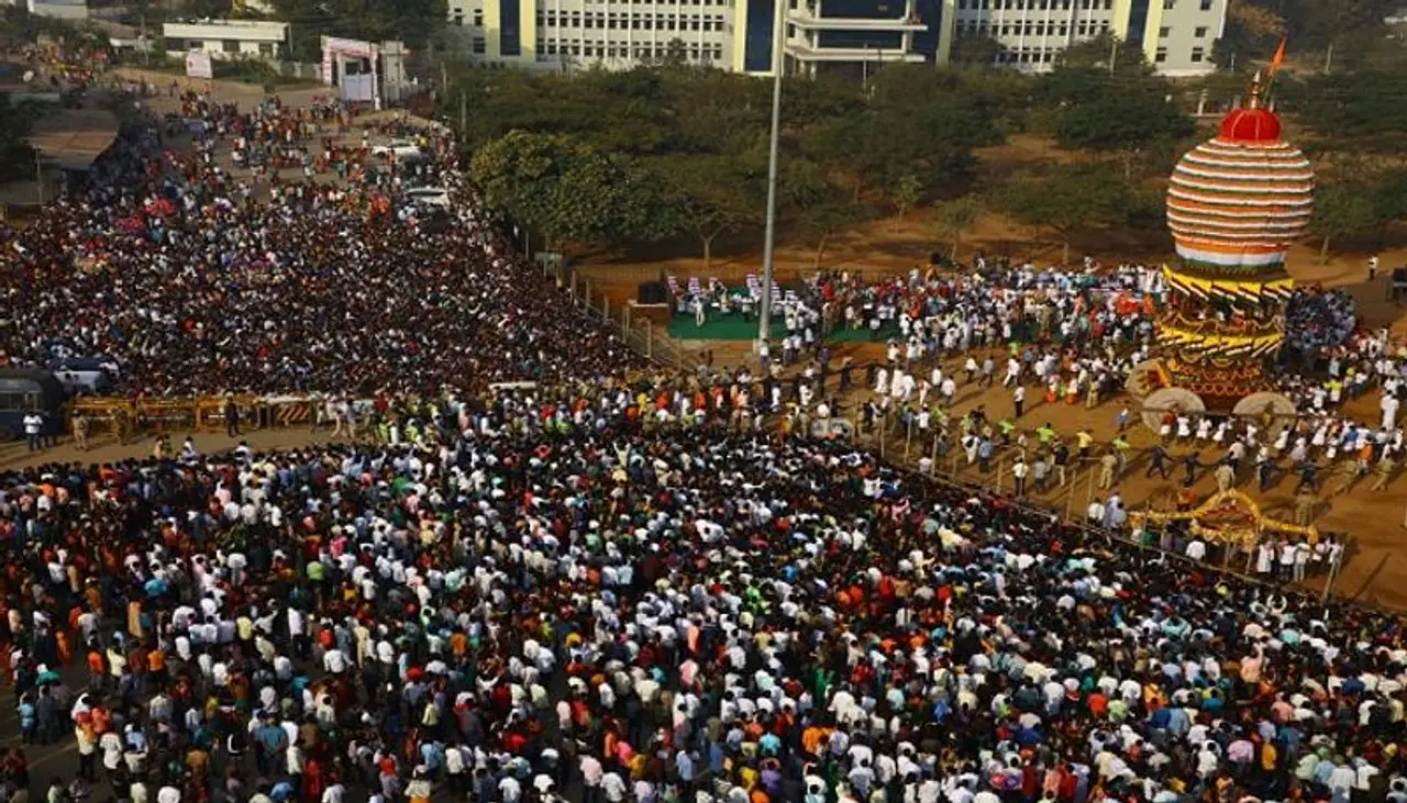 <p>ಹತ್ತಾರು ರೀತಿಯ ಶಿಷ್ಟಾಚಾರ, ಕಟ್ಟಳೆ, ಬಿಗು ಪೊಲೀಸ್‌ ಬಂದೋಬಸ್ತ್‌, ರಥ ಬೀದಿಯನ್ನೇ ನೋ ಮ್ಯಾನ್‌ ಏರಿಯಾ ಮಾಡಿದರೂ ಸಹ ಭಕ್ತರು ಅದ್ಯಾವುದನ್ನೂ ಲೆಕ್ಕಿಸದೇ ದಶ ದಿಕ್ಕುಗಳಿಂದ ಗವಿಸಿದ್ದೇಶ್ವರ ಜಾತ್ರೆಯ ಪಕ್ಕದ ಮೈದಾನಕ್ಕೆ, ಅಕ್ಕಪಕ್ಕದ ರಸ್ತೆಗಳತ್ತ ಹರಿದು ಬಂದರು. ಉತ್ತತ್ತಿ, ಬಾಳೆಹಣ್ಣು ಎಸೆದು ಪುನೀತರಾದರು. ಜನಸಾಗರ ಸೇರಬಾರದೆಂಬ ಉದ್ದೇಶದಿಂದ ಜಾತ್ರೆಯ ಸಮಯವನ್ನು ಶುಕ್ರವಾರ ರಾತ್ರಿಯ ವರೆಗೂ ಗೌಪ್ಯವಾಗಿಯೇ ಇಡಲಾಗಿತ್ತು. ರಾತ್ರಿ. 8.30 ರ ಹೊತ್ತಿಗೆ ಪ್ರಕಟಿಸಲಾಯಿತಾದರೂ, ಯಾರೂ ಬರಬಾರದು, ಲೈವ್‌ ಪ್ರಸಾರ ಇದೆ. ಮನೆಯಲ್ಲೇ ವೀಕ್ಷಿಸಿ ಎಂದು ಗವಿಸಿದ್ಧೇಶ್ವರ ಶ್ರೀಗಳು ಮನವಿ ಮಾಡಿಕೊಂಡರೂ ಭಕ್ತರು ಜಾತ್ರೆ ತಪ್ಪಿಸಿಕೊಳ್ಳಲು ಸಿದ್ಧರಿರಲಿಲ್ಲ. ಶ್ರೀಗಳ ಮಾತು ಆಲಿಸದೇ ಇರಲು ತಯಾರಿರಲಿಲ್ಲ. ಭಕ್ತಸಾಗರ ಜೇನು ಹುಳುವಿನಂತೆ ಮೈದಾನಕ್ಕೆ ಹರಿದು ಬಂತು.</p>