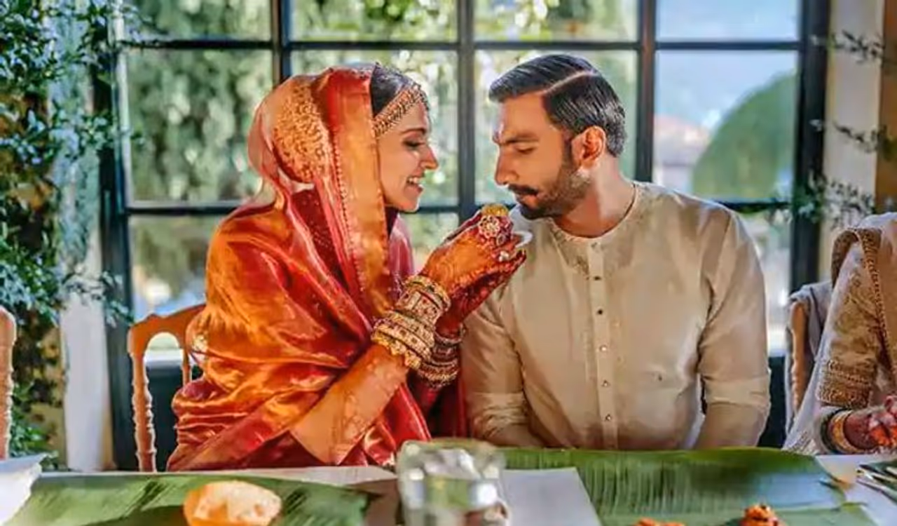 <p style="text align: justify;">ಆರು ವರ್ಷಗಳ ಡೇಟಿಂಗ್ ನಂತರ 2018 ರ ನವೆಂಬರ್ 14 ಮತ್ತು 15 ರಂದು ಇಟಲಿಯ ಲೇಕ್ ಕೊಮೊದಲ್ಲಿ ದೀಪಿಕಾ ಪಡುಕೋಣೆ ಮತ್ತು ರಣವೀರ್ ವಿವಾಹವಾದರು.</p> <p style="text align: justify;">ಆರು ವರ್ಷಗಳ ಡೇಟಿಂಗ್ ನಂತರ 2018 ರ ನವೆಂಬರ್ 14 ಮತ್ತು 15 ರಂದು ಇಟಲಿಯ ಲೇಕ್ ಕೊಮೊದಲ್ಲಿ ದೀಪಿಕಾ ಪಡುಕೋಣೆ ಮತ್ತು ರಣವೀರ್ ವಿವಾಹವಾದರು.</p>