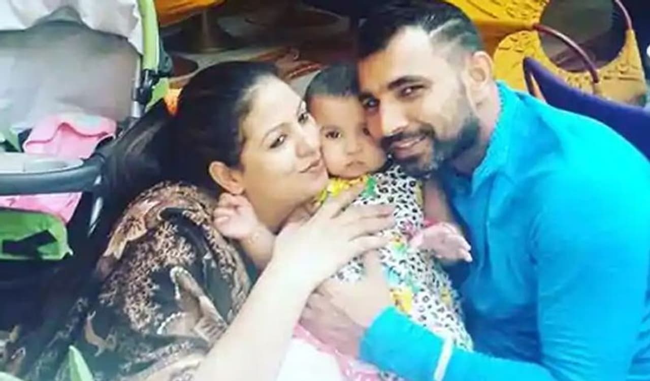 <p>ప్రస్తుతం షమీ, అతని భార్య హసీన్ జహాన్ ఇప్పుడు వేర్వేరుగా ఉంటున్నారు. అయితే సోషల్ మీడియాలో తెగ యాక్టీవ్గా ఉండే హసీన్ జహాన్ నిత్యం తాజా తాజా ఫోటోలను షేర్ చేస్తూ ఉంటుంది...</p> <p>ప్రస్తుతం షమీ, అతని భార్య హసీన్ జహాన్ ఇప్పుడు వేర్వేరుగా ఉంటున్నారు. అయితే సోషల్ మీడియాలో తెగ యాక్టీవ్గా ఉండే హసీన్ జహాన్ నిత్యం తాజా తాజా ఫోటోలను షేర్ చేస్తూ ఉంటుంది...</p>