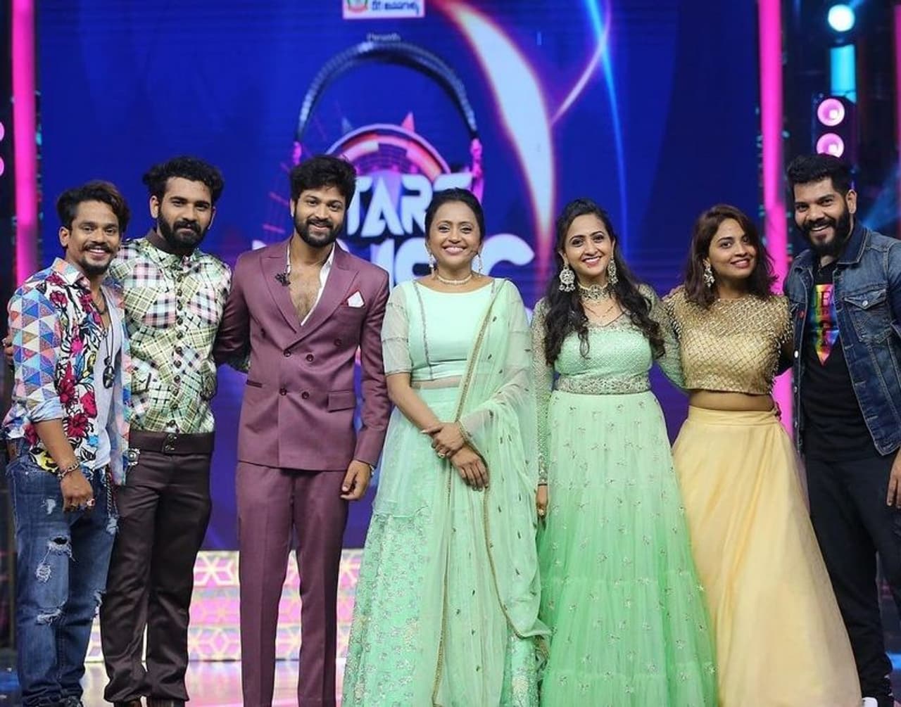 బిగ్బాస్ నాల్గో సీజన్లో బాగా పాపులర్ అయ్యింది. రేటింగ్ విషయాలు పక్కన పెడితే, కరోనా,లాక్ డౌన్ కారణంగా చాలా మంది టీవీషోలను బాగా తిలకించారు. ముఖ్యంగా అందులో కంటెస్టెంట్స్ కి మంచి పేరొచ్చింది. బిగ్బాస్ నాల్గో సీజన్లో బాగా పాపులర్ అయ్యింది. రేటింగ్ విషయాలు పక్కన పెడితే, కరోనా,లాక్ డౌన్ కారణంగా చాలా మంది టీవీషోలను బాగా తిలకించారు. ముఖ్యంగా అందులో కంటెస్టెంట్స్ కి మంచి పేరొచ్చింది.