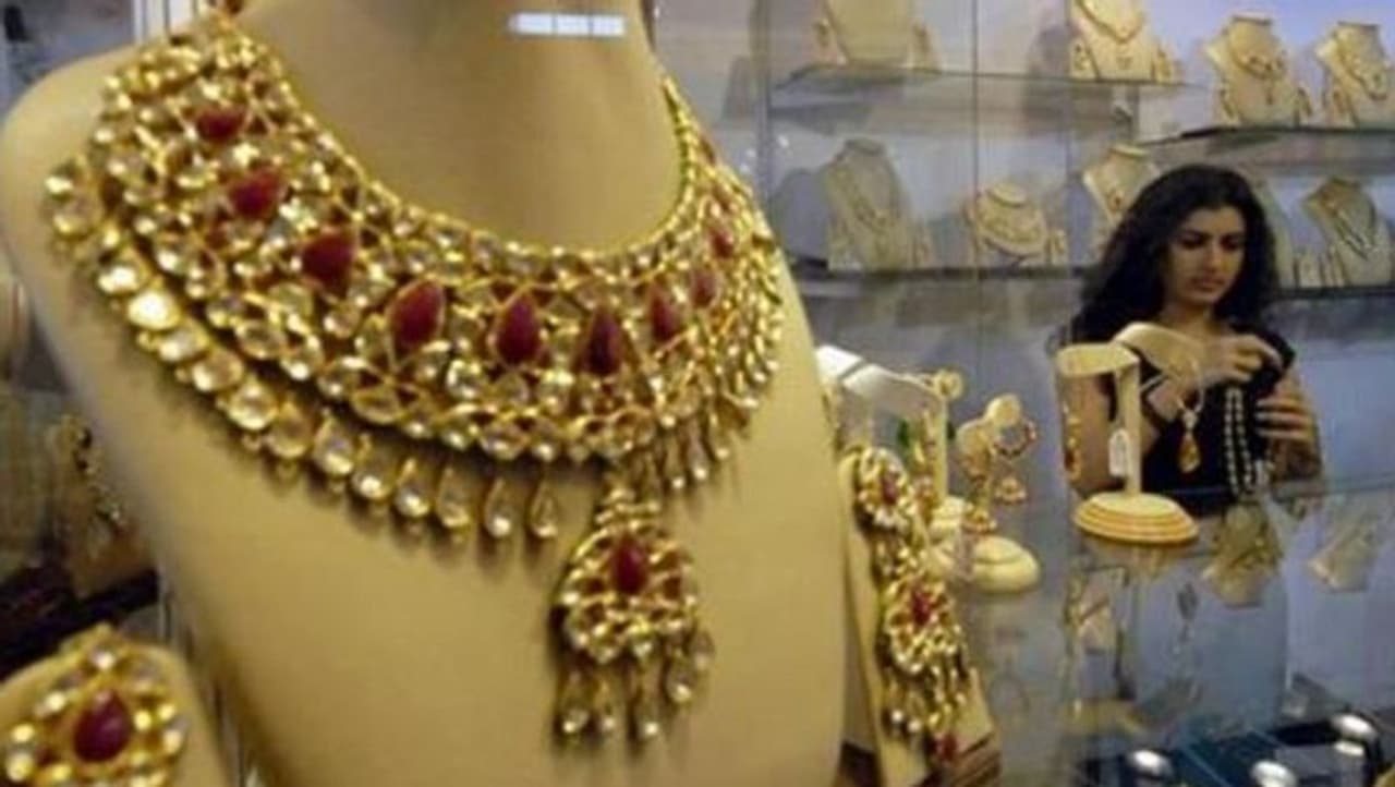 <p>ಲಾಕ್ಡೌನ್ ಬಳಿಕ ಏಕಾಏಕಿ ಏರಿಕೆ ಕಂಡಿದ್ದ ಚಿನ್ನದ ದರ ಬಜೆಟ್ ಬಳಿಕ ಭಾರೀ ಕುಸಿತ ಕಂಡಿತ್ತು.</p> <p>ಲಾಕ್ಡೌನ್ ಬಳಿಕ ಏಕಾಏಕಿ ಏರಿಕೆ ಕಂಡಿದ್ದ ಚಿನ್ನದ ದರ ಬಜೆಟ್ ಬಳಿಕ ಭಾರೀ ಕುಸಿತ ಕಂಡಿತ್ತು.</p>