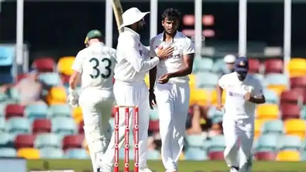 <p>ఆస్ట్రేలియా టూర్ ఆరంభానికి ముందు విరాట్ కోహ్లీ లేకుండా భారత జట్టు టెస్టు సిరీస్ గెలిస్తే... ఏడాది మొత్తం వాళ్లు సెలబ్రేట్ చేసుకోవచ్చని కామెంట్ చేశాడు ఆసీస్ మాజీ కెప్టెన్ మైఖేల్ క్లార్క్...</p> <p>ఆస్ట్రేలియా టూర్ ఆరంభానికి ముందు విరాట్ కోహ్లీ లేకుండా భారత జట్టు టెస్టు సిరీస్ గెలిస్తే... ఏడాది మొత్తం వాళ్లు సెలబ్రేట్ చేసుకోవచ్చని కామెంట్ చేశాడు ఆసీస్ మాజీ కెప్టెన్ మైఖేల్ క్లార్క్...</p>