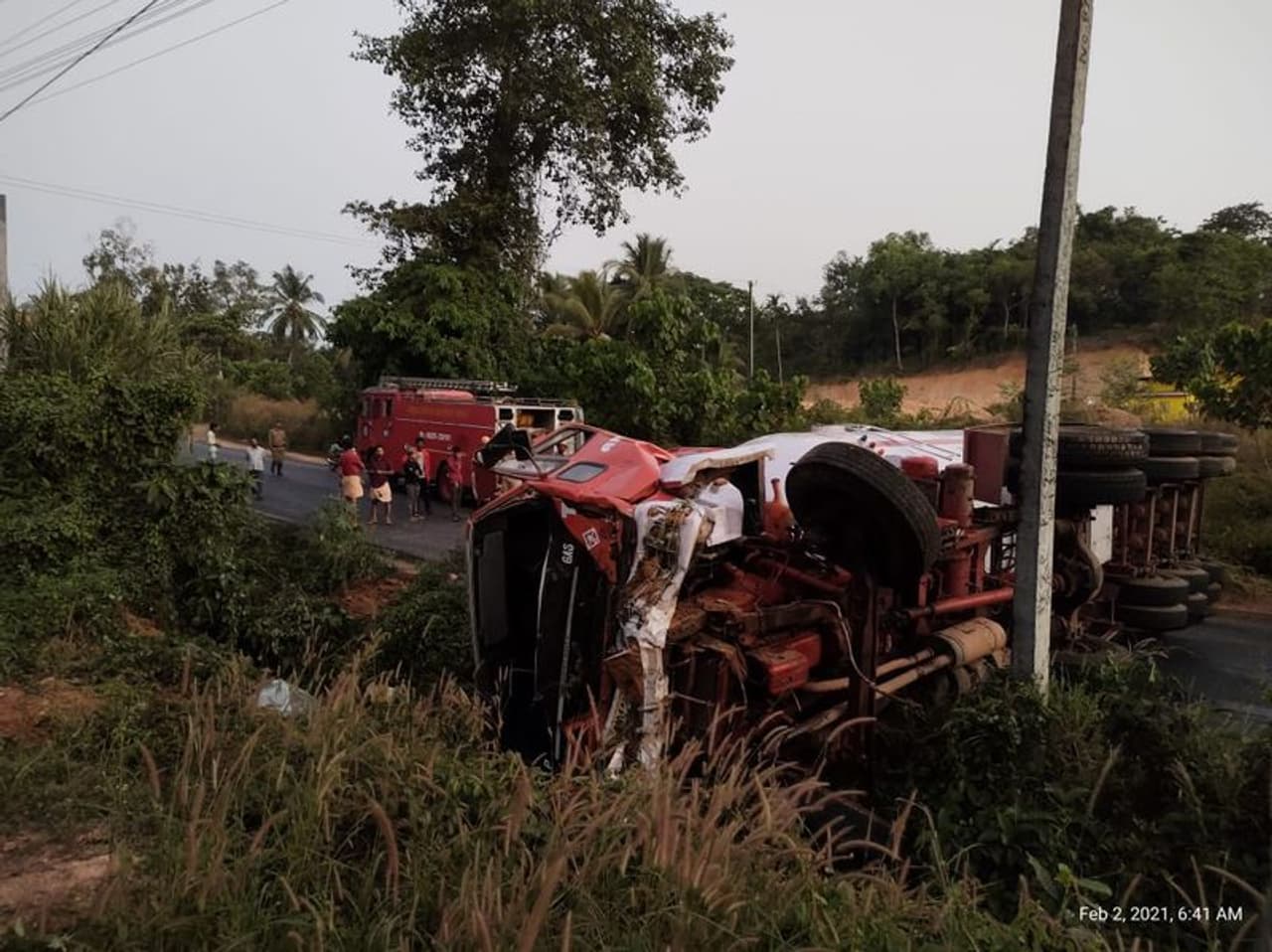 <p>ಅನಿಲ ಸಾಗಾಟದ ಗ್ಯಾಸ್‌ ಟ್ಯಾಂಕರ್ ಒಂದು ಚಾಲಕನ ನಿಯಂತ್ರಣ ತಪ್ಪಿ ರಸ್ತೆಗೆ ಉರುಳಿ ಬಿದ್ದಿರುವ ಘಟನೆ ಮಂಗಳೂರು ಬೆಂಗಳೂರು ರಾ.ಹೆದ್ದಾರಿ 75ರ ಸೂರಿಕುಮೇರು ಬಳಿ ಸಂಭವಿಸಿದೆ.</p>