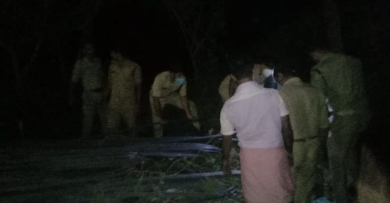 <p>തമിഴ്നാട് രജിസ്ട്രേഷനിലുള്ള ലോറിയാണ് അപകടത്തിൽപ്പെട്ടത്. ലോറിയിലെ കമ്പി മുഴുവൻ മാറ്റാതെ കുടുങ്ങിയവരെ പുറത്തെടുക്കാൻ സാധിക്കാത്ത അവസ്ഥയിലായിരുന്നു ലോറി മറിഞ്ഞ് കിടന്നത്.</p> <p>തമിഴ്നാട് രജിസ്ട്രേഷനിലുള്ള ലോറിയാണ് അപകടത്തിൽപ്പെട്ടത്. ലോറിയിലെ കമ്പി മുഴുവൻ മാറ്റാതെ കുടുങ്ങിയവരെ പുറത്തെടുക്കാൻ സാധിക്കാത്ത അവസ്ഥയിലായിരുന്നു ലോറി മറിഞ്ഞ് കിടന്നത്.</p>