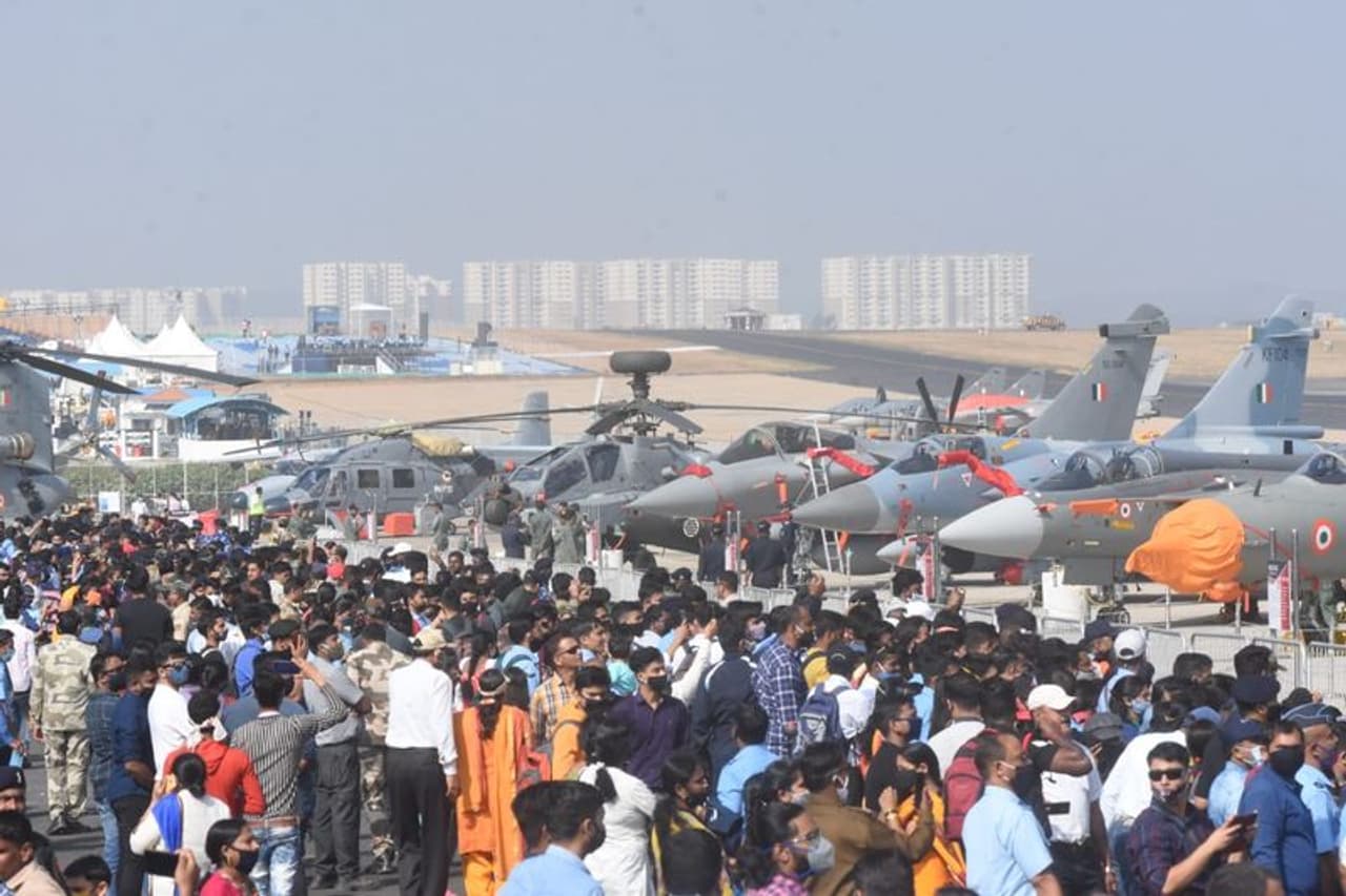 <p>ಕೊರೋನಾ ಆತಂಕ ನಡುವೆಯೇ ಬೆಂಗಳೂರಿನ ಯಲಹಂಕ ವಾಯುನೆಲೆಯಲ್ಲಿ ಬುಧವಾರದಿಂದ ಪ್ರಾರಂಭವಾಗುತ್ತಿರುವ ವಿಶ್ವದ ಮೊಟ್ಟಮೊದಲ ಹೈಬ್ರಿಡ್‌ ಏರ್‌ಶೋ</p><p><strong>(Photo ಎ. ವೀರಮಣಿ , ಕನ್ನಡಪ್ರಭ)</strong></p>