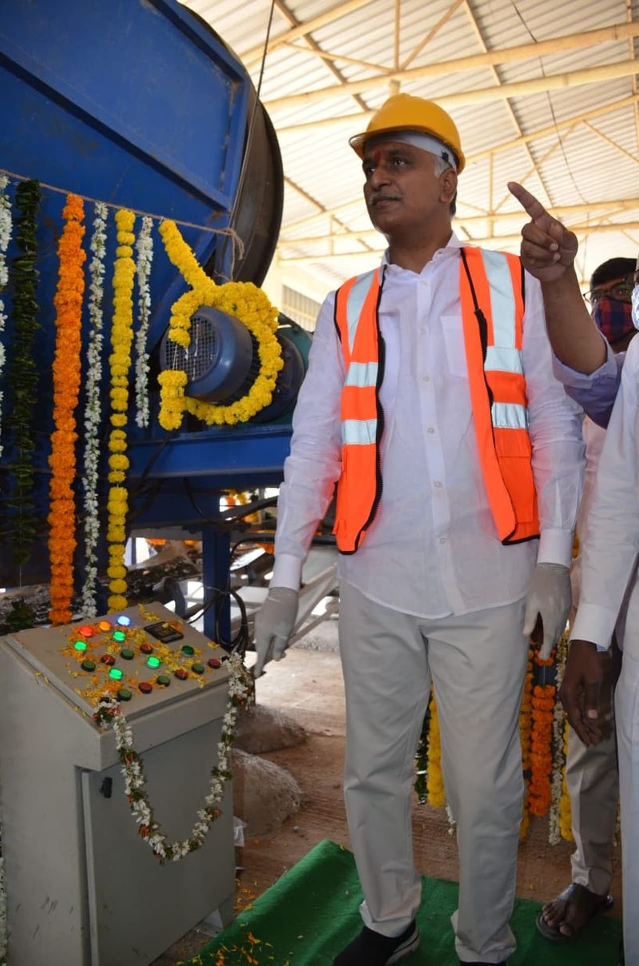 <p>తెలంగాణ ఆర్థిక శాఖ మంత్రి తన్నీరు హరీష్ రావు పారిశుద్ధ్య కార్మికుడి అవతారం ఎత్తారు.</p> <p>తెలంగాణ ఆర్థిక శాఖ మంత్రి తన్నీరు హరీష్ రావు పారిశుద్ధ్య కార్మికుడి అవతారం ఎత్తారు.</p>