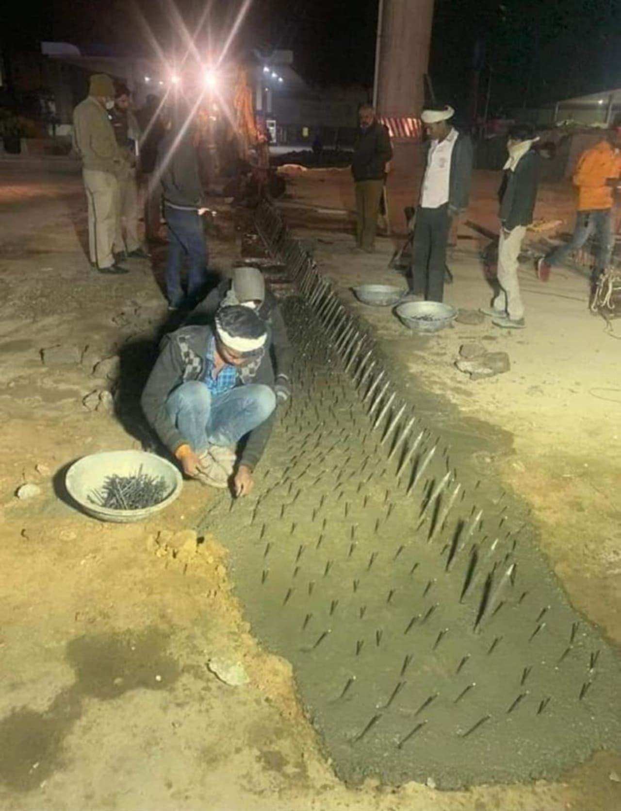 <p>റിപ്പബ്ലിക് ദിനത്തില് നടന്ന കര്ഷക റാലിക്കിടെ ഒരു വിഭാഗം കര്ഷകര് ചെങ്കൊട്ടയിലെത്തി കര്ഷക സംഘടനയുടെ പതാകയും സിഖ് മത പതാകയും ഉയര്ത്തിയത് ഏറെ വിമര്ശനം ഏറ്റ് വാങ്ങിയിരുന്നു. ഇതിന് പിന്നാലെ കര്ഷകരുമായുള്ള ചര്ച്ചകളെല്ലാം സര്ക്കാര് നിര്ത്തിവച്ചിരുന്നു. </p> <p>റിപ്പബ്ലിക് ദിനത്തില് നടന്ന കര്ഷക റാലിക്കിടെ ഒരു വിഭാഗം കര്ഷകര് ചെങ്കൊട്ടയിലെത്തി കര്ഷക സംഘടനയുടെ പതാകയും സിഖ് മത പതാകയും ഉയര്ത്തിയത് ഏറെ വിമര്ശനം ഏറ്റ് വാങ്ങിയിരുന്നു. ഇതിന് പിന്നാലെ കര്ഷകരുമായുള്ള ചര്ച്ചകളെല്ലാം സര്ക്കാര് നിര്ത്തിവച്ചിരുന്നു. </p>