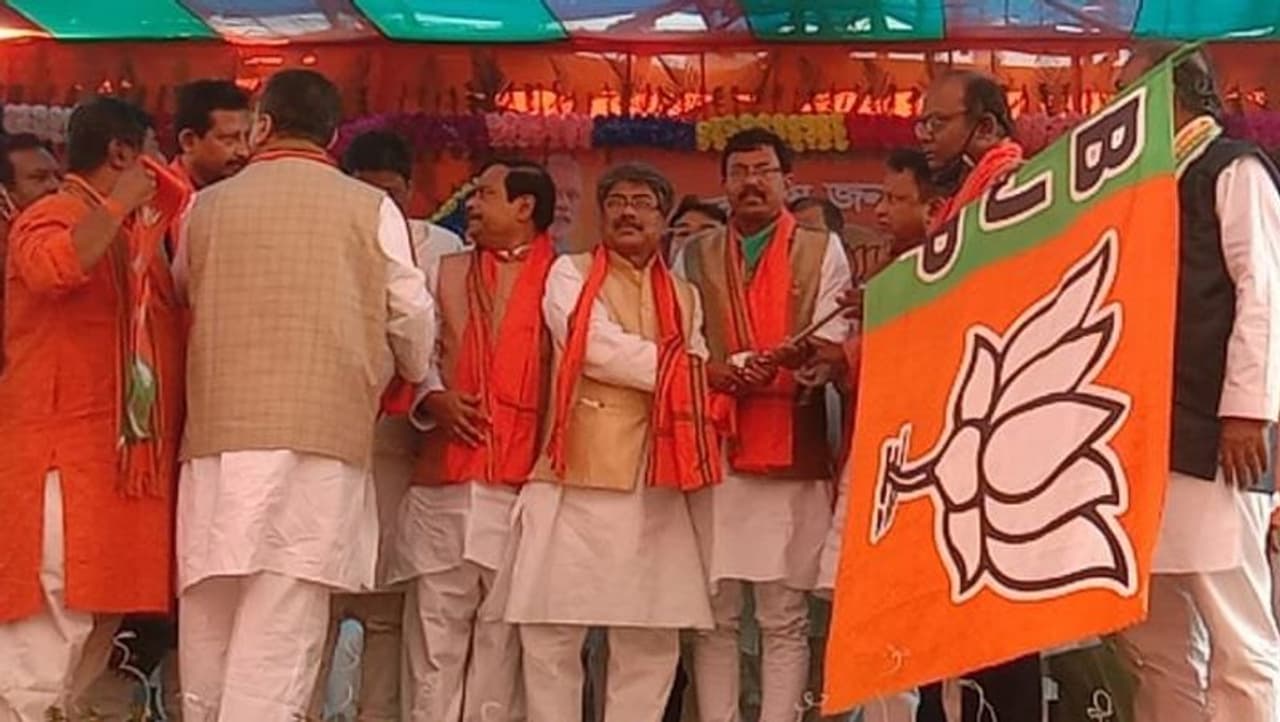<p>BJP representatives met three election commissioners at the commission's headquarters in Delhi on Friday (March 12) evening. They also demanded the appointment of a special observer for Nandigram.<br /> </p> <p>BJP representatives met three election commissioners at the commission's headquarters in Delhi on Friday (March 12) evening. They also demanded the appointment of a special observer for Nandigram.<br /> </p>
