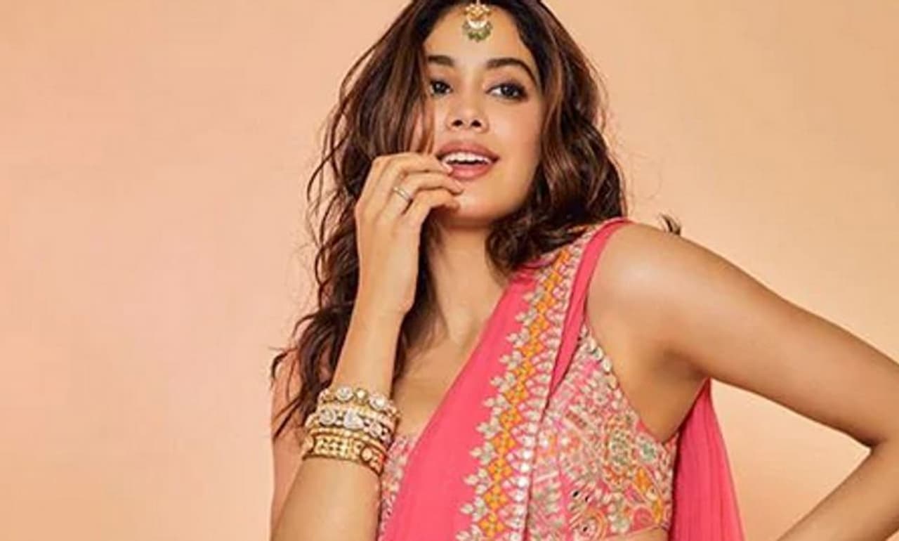 <p>എല്ലാവരെയും ചിരിപ്പിക്കുന്ന ഫോട്ടോകളാണ് ജാൻവി കപൂറിന്റേത്.</p> <p>എല്ലാവരെയും ചിരിപ്പിക്കുന്ന ഫോട്ടോകളാണ് ജാൻവി കപൂറിന്റേത്.</p>