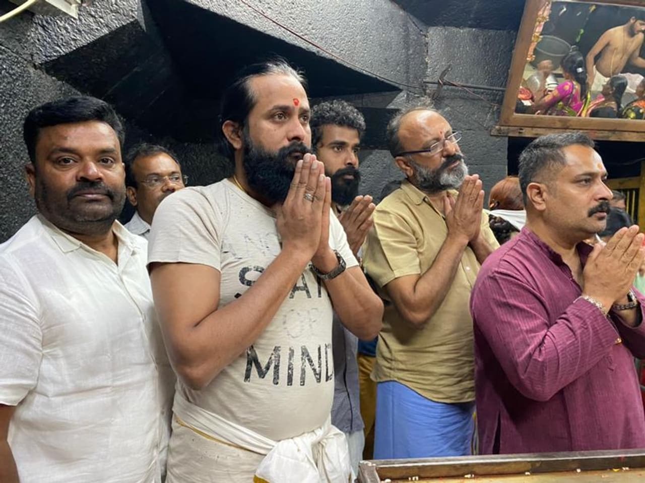 <p>ದೇವಾಲಯಕ್ಕೆ ಆಗಮಿಸಿದ ಸ್ಯಾಂಡಲ್ ವುಡ್ ನಟ ಶ್ರೀನಗರ ಕಿಟ್ಟಿ</p> <p>ದೇವಾಲಯಕ್ಕೆ ಆಗಮಿಸಿದ ಸ್ಯಾಂಡಲ್ ವುಡ್ ನಟ ಶ್ರೀನಗರ ಕಿಟ್ಟಿ</p>