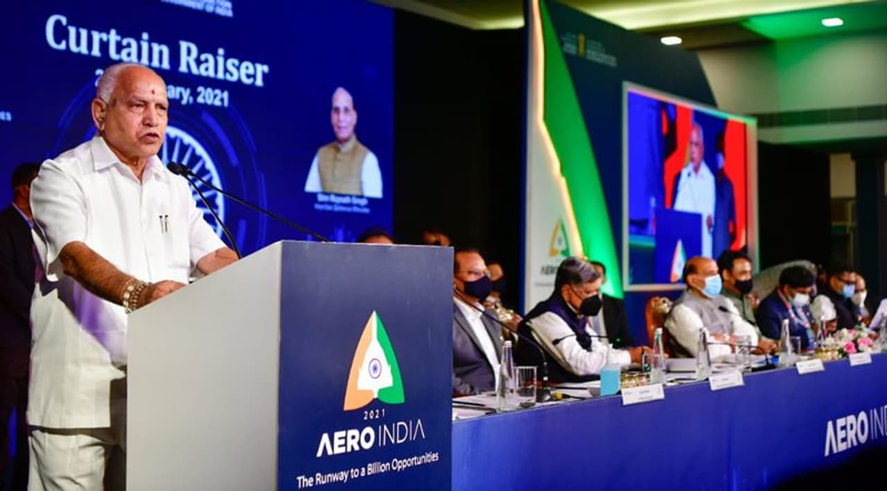 <p>ನಗರದ ಖಾಸಗಿ ಹೋಟೆಲ್‌ನಲ್ಲಿ ಮಂಗಳವಾರ ಆಯೋಜಿಸಲಾಗಿದ್ದ ಏರೋ ಇಂಡಿಯಾ 2021ರ ಕರ್ಟನ್‌ ರೈಸರ್‌ ಕಾರ್ಯಕ್ರಮದಲ್ಲಿ ಮಾತನಾಡಿದ ಯಡಿಯೂರಪ್ಪ, ದೇಶದಲ್ಲಿ ಕೋವಿಡ್‌ ನಿಯಂತ್ರಣ ಕಾರ್ಯವನ್ನು ಸಮರ್ಪಕವಾಗಿ ನಿರ್ವಹಿಸುತ್ತಿರುವ ಪ್ರಧಾನಿ ಮೋದಿ ನೇತೃತ್ವದ ಕೇಂದ್ರ ಸರ್ಕಾರವು ಇದರ ನಡುವೆ ಏರೋ ಇಂಡಿಯಾ ಪ್ರದರ್ಶನವನ್ನೂ ನಡೆಸುತ್ತಿದೆ. ಸತತ 13ನೇ ಆವೃತ್ತಿಯೂ ರಾಜ್ಯದಲ್ಲೇ ನಡೆಯುತ್ತಿರುವುದು ಇಡೀ ರಾಜ್ಯದ ಜನರು ಹೆಮ್ಮೆ ಪಡಬೇಕಾದ ವಿಚಾರ. ಬೆಂಗಳೂರಿನಲ್ಲಿ ಈ ಬಾರಿಯೂ ಪ್ರದರ್ಶನ ಏರ್ಪಡಿಸಿರುವುದಕ್ಕೆ ಕೇಂದ್ರ ರಕ್ಷಣಾ ಸಚಿವರಿಗೆ ಅಭಿನಂದನೆ ಸಲ್ಲಿಸುತ್ತೇನೆ ಎಂದರು.</p>